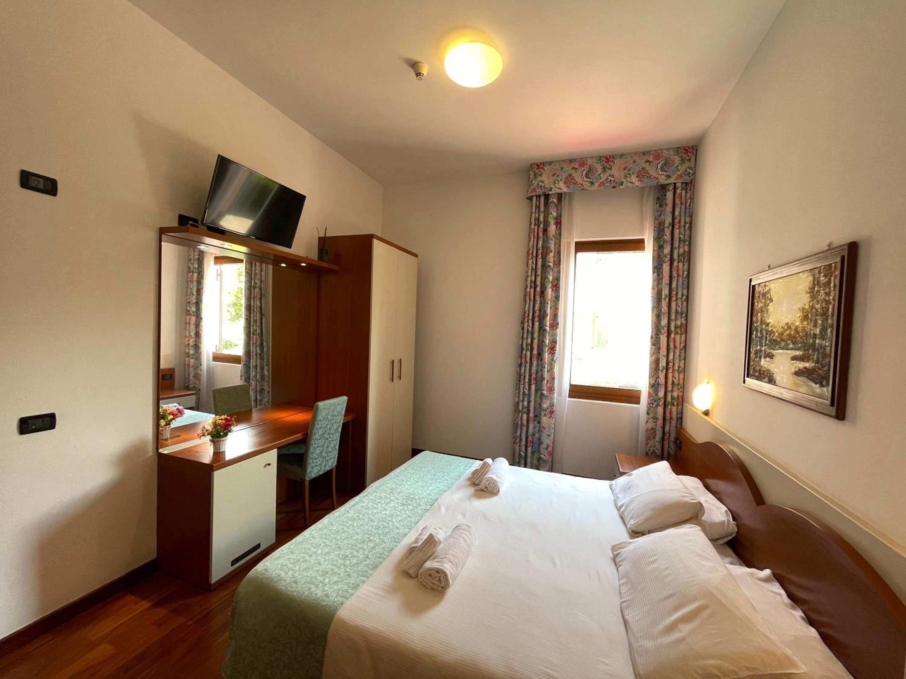 Standard Double or Twin Room with Window