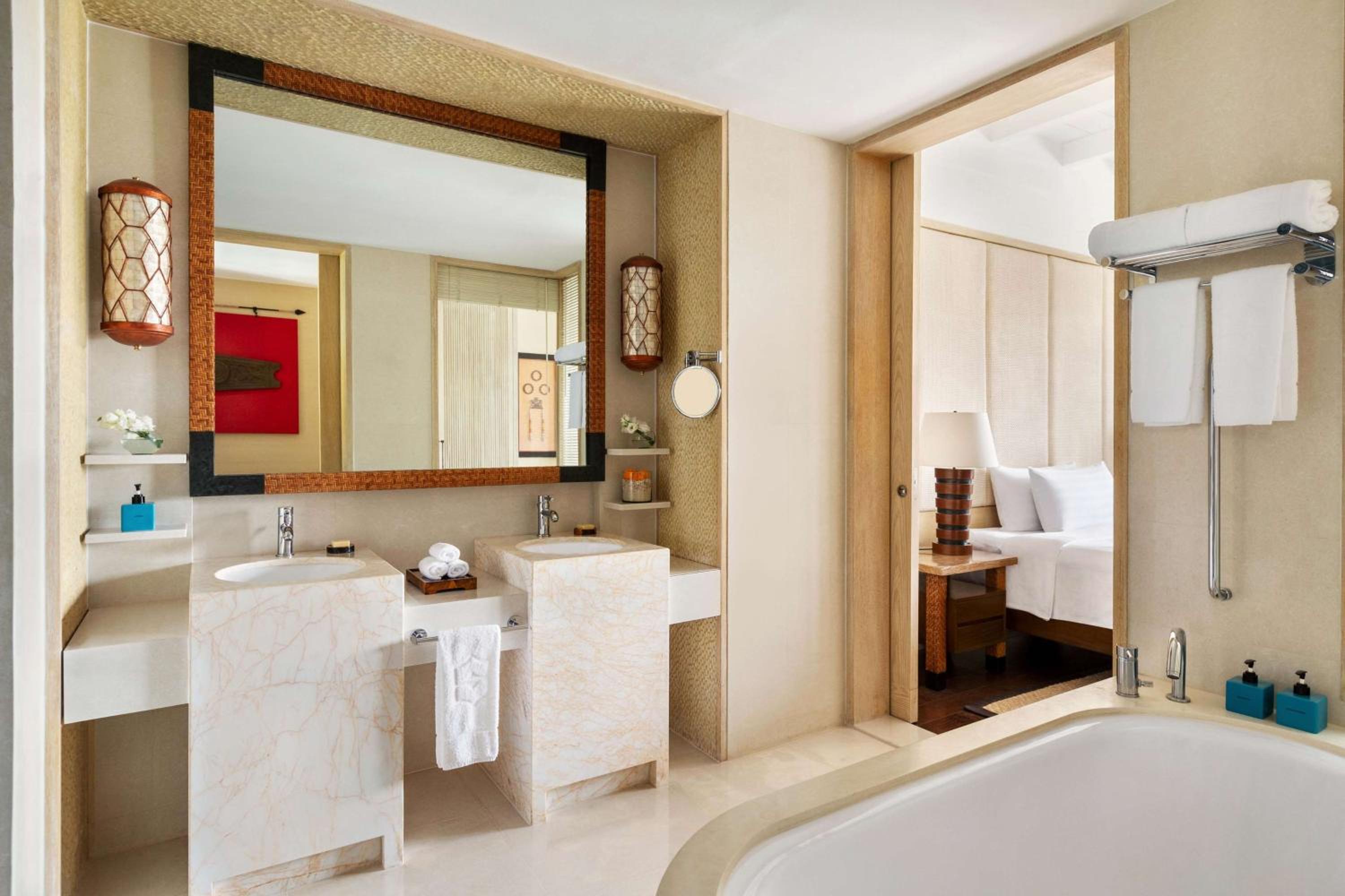 Deluxe King Room with Free Roundtrip Caticlan Airport Transfers - Photo 8