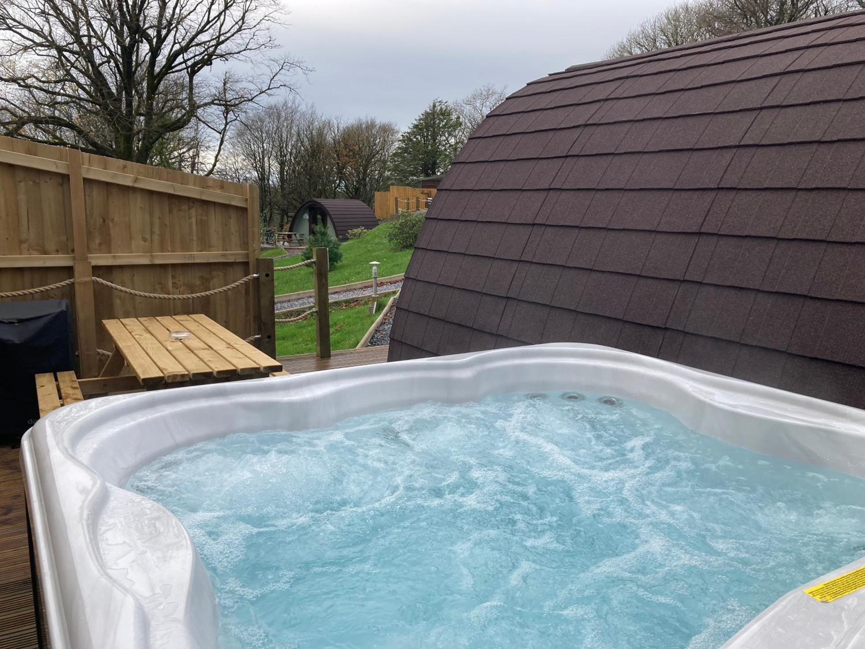 Double Room with Hot Tub - Photo 3