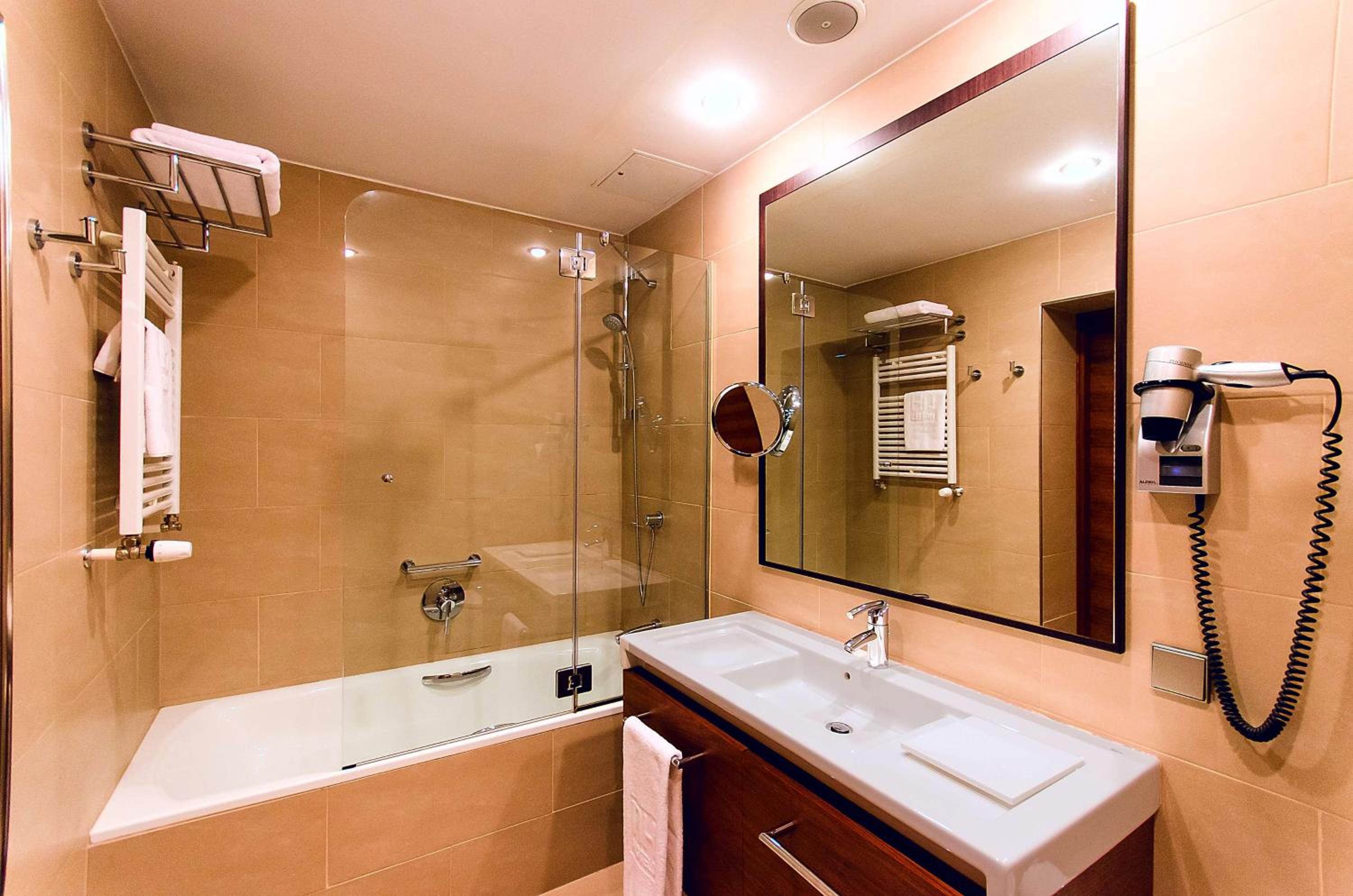 Standard Double or Twin Room - Photo 6
