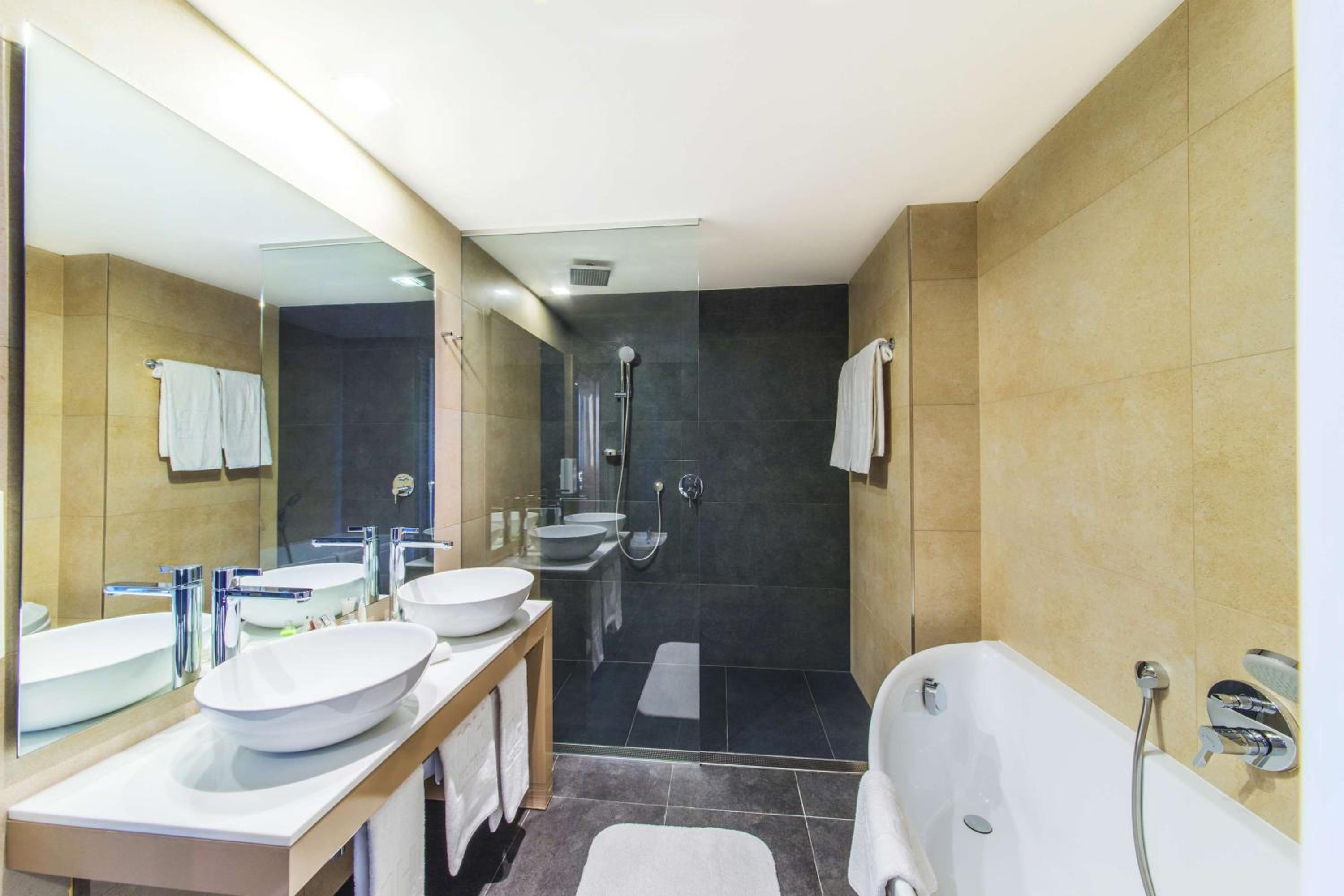 Standard Double or Twin Room - Photo 10
