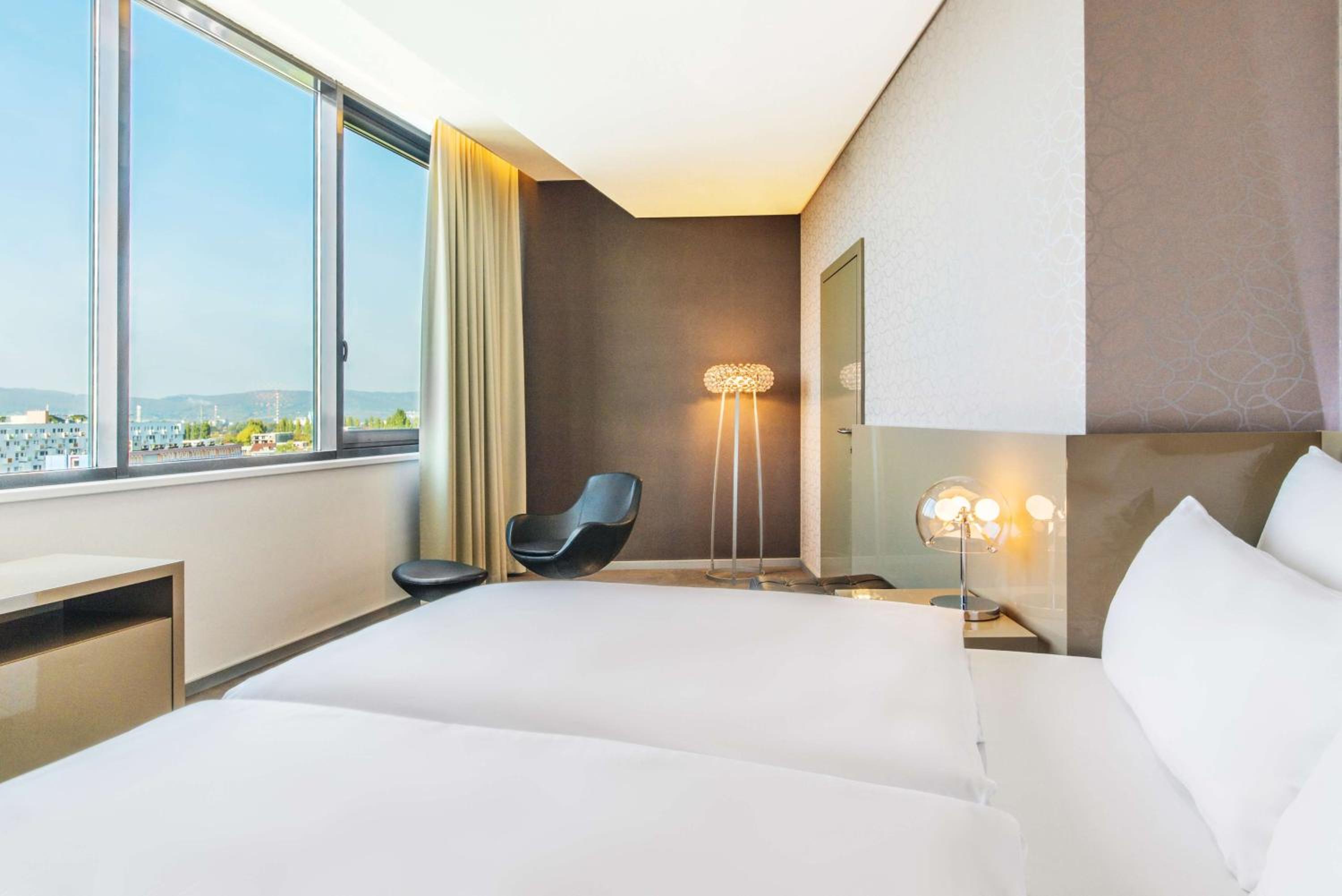 Suite - Photo 14