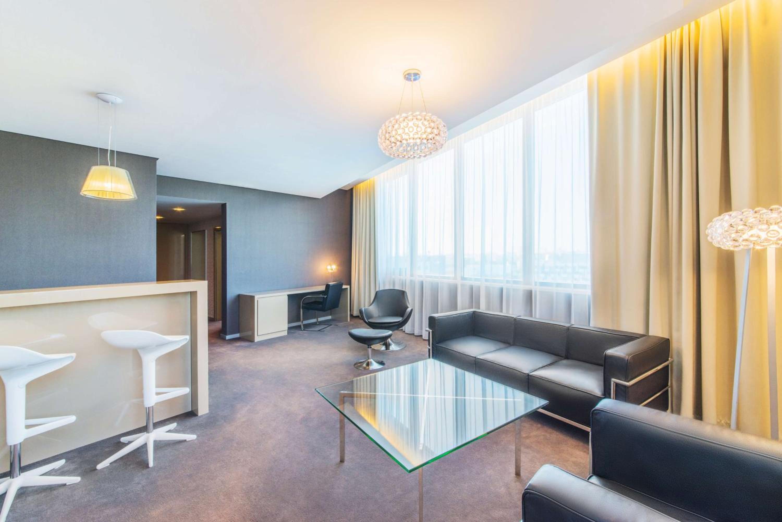 Suite - Photo 12