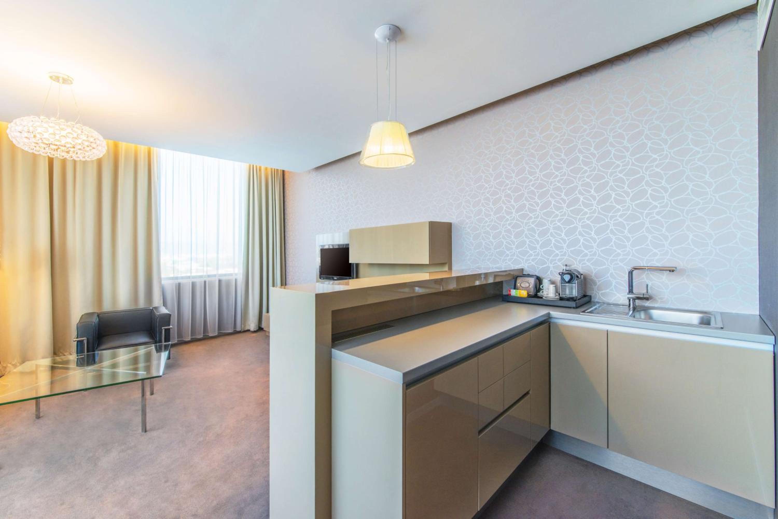 Suite - Photo 13