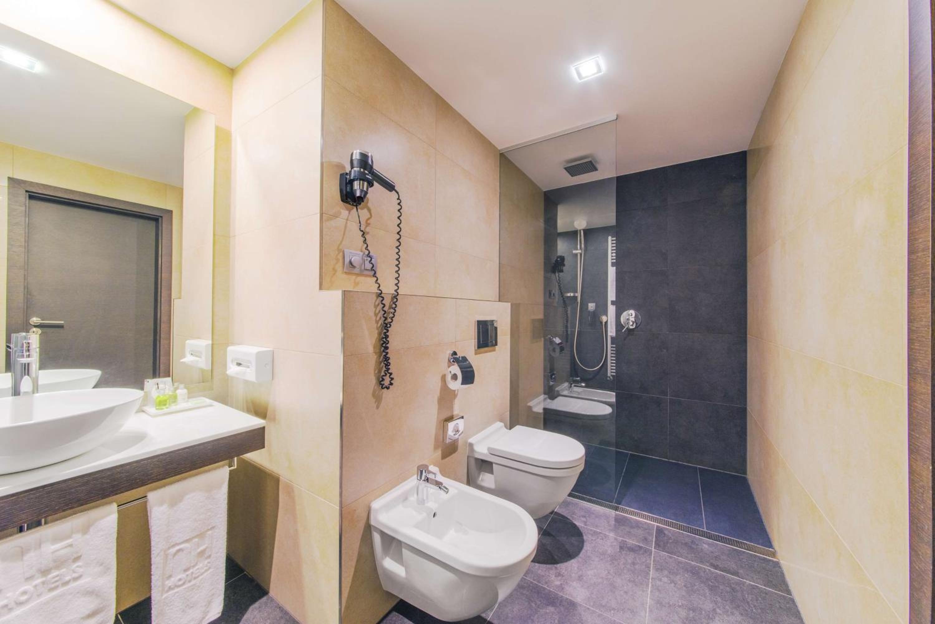 Standard Double or Twin Room - Photo 4