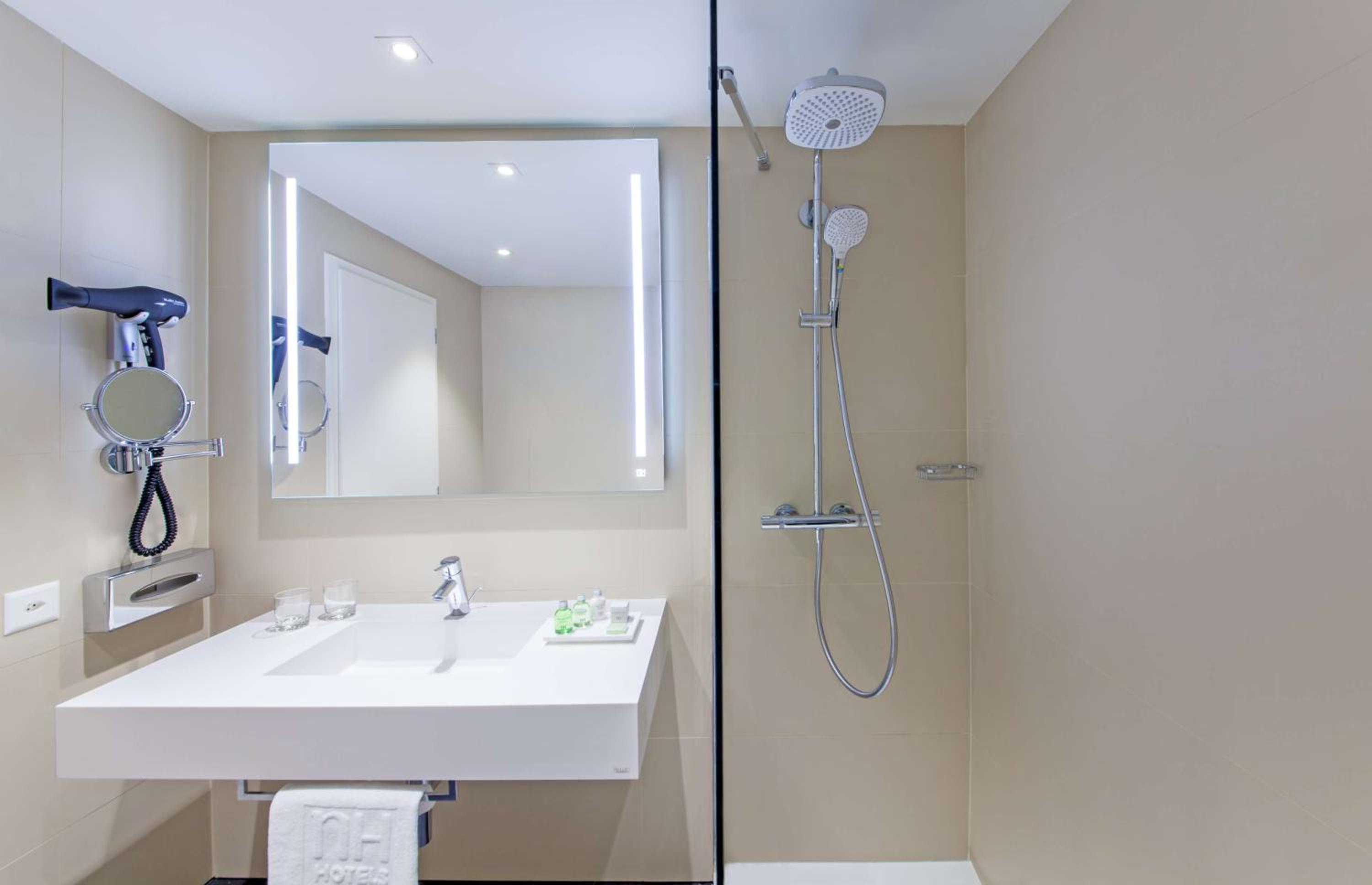 Double or Twin Room - Photo 3