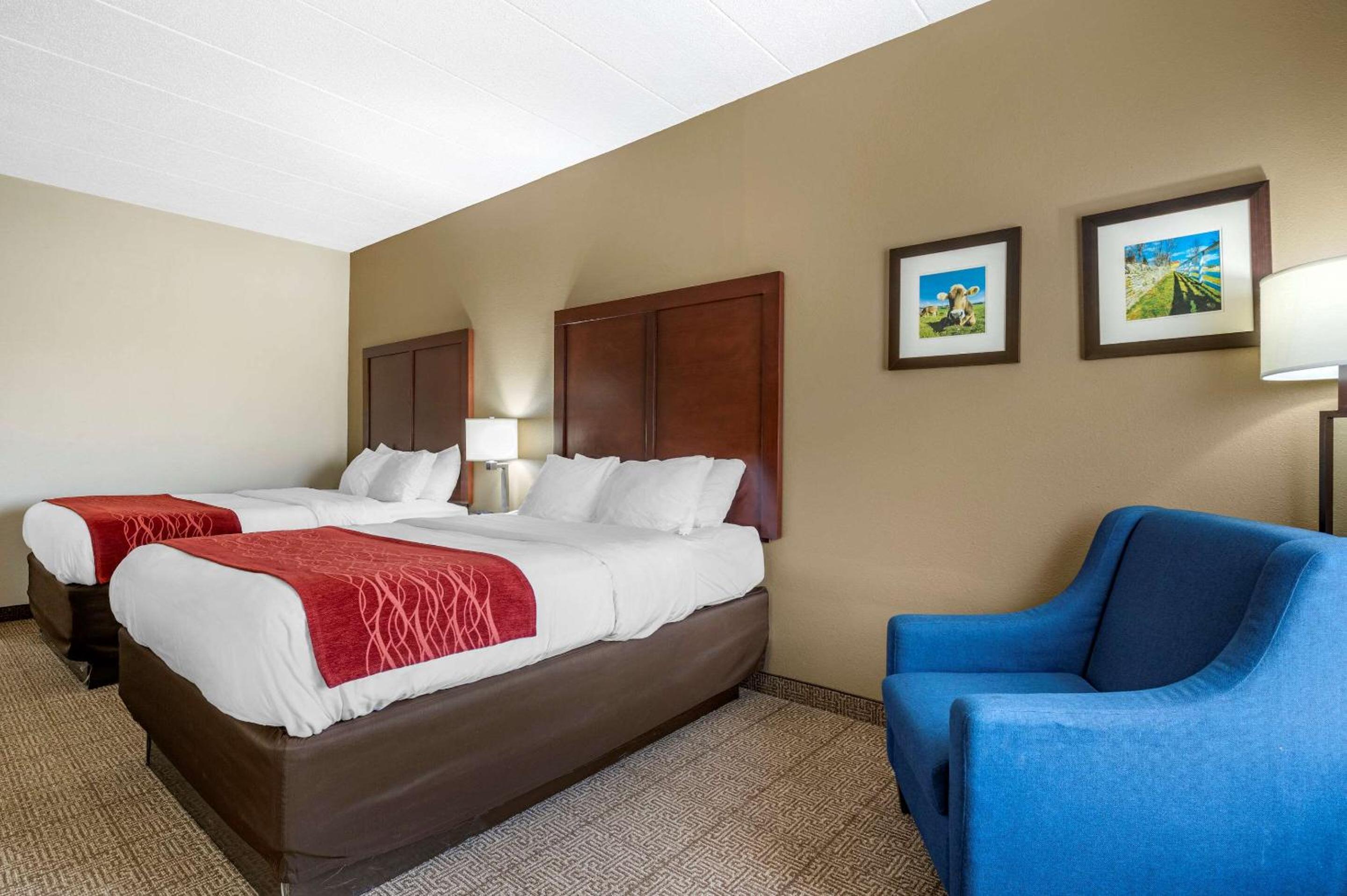 Standard Queen Room with Two Queen Beds - Non-Smoking - Photo 3