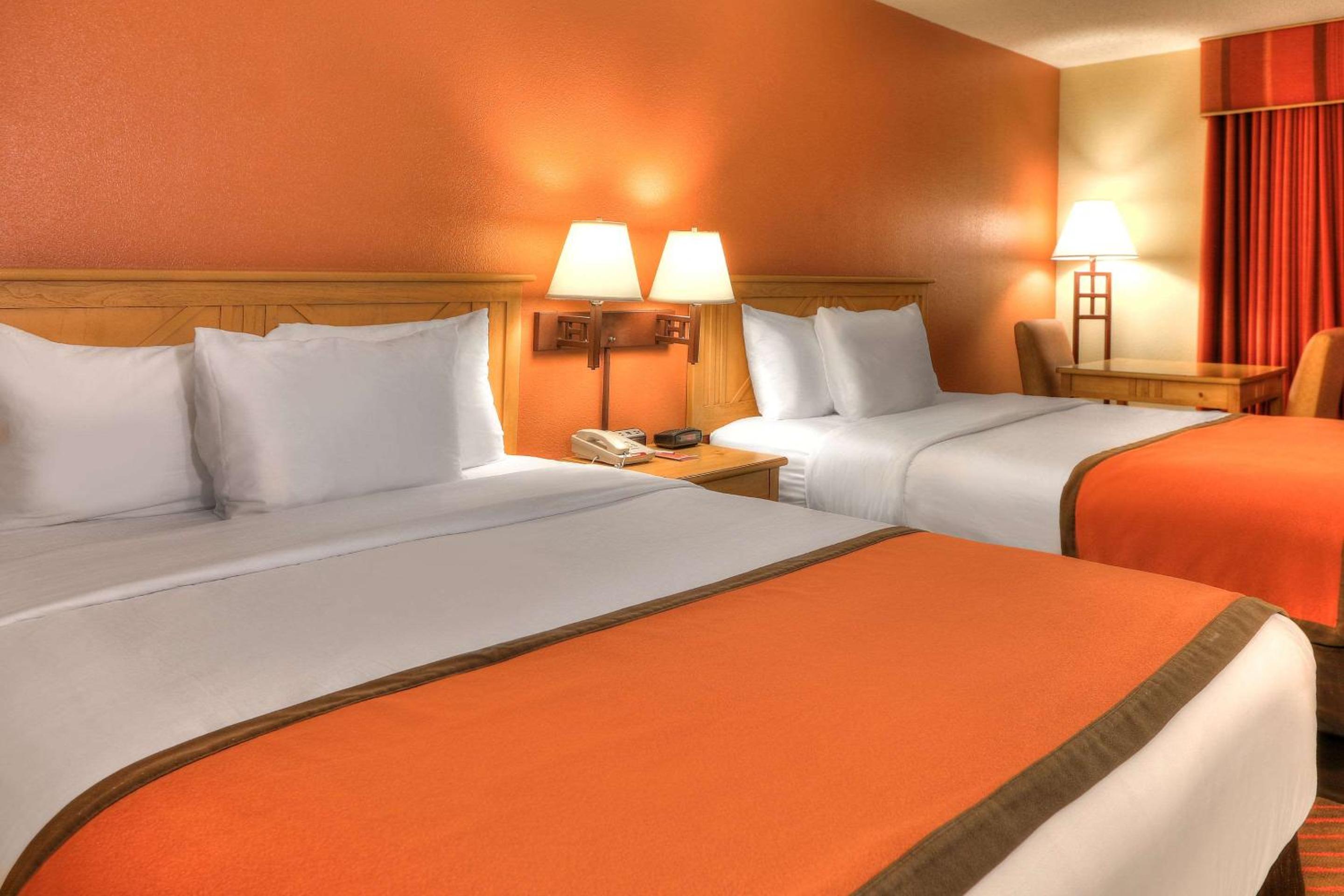Queen Room with Two Queen Beds - Photo 2