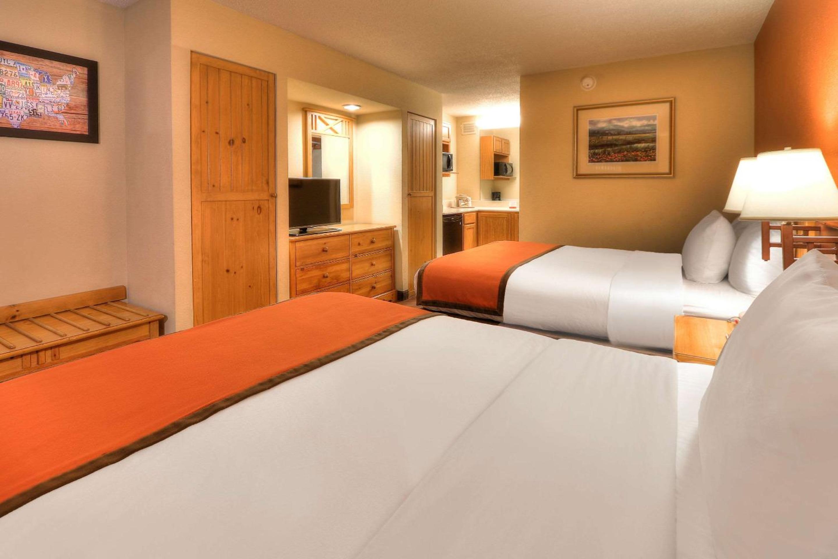 Queen Room with Two Queen Beds - Photo 11
