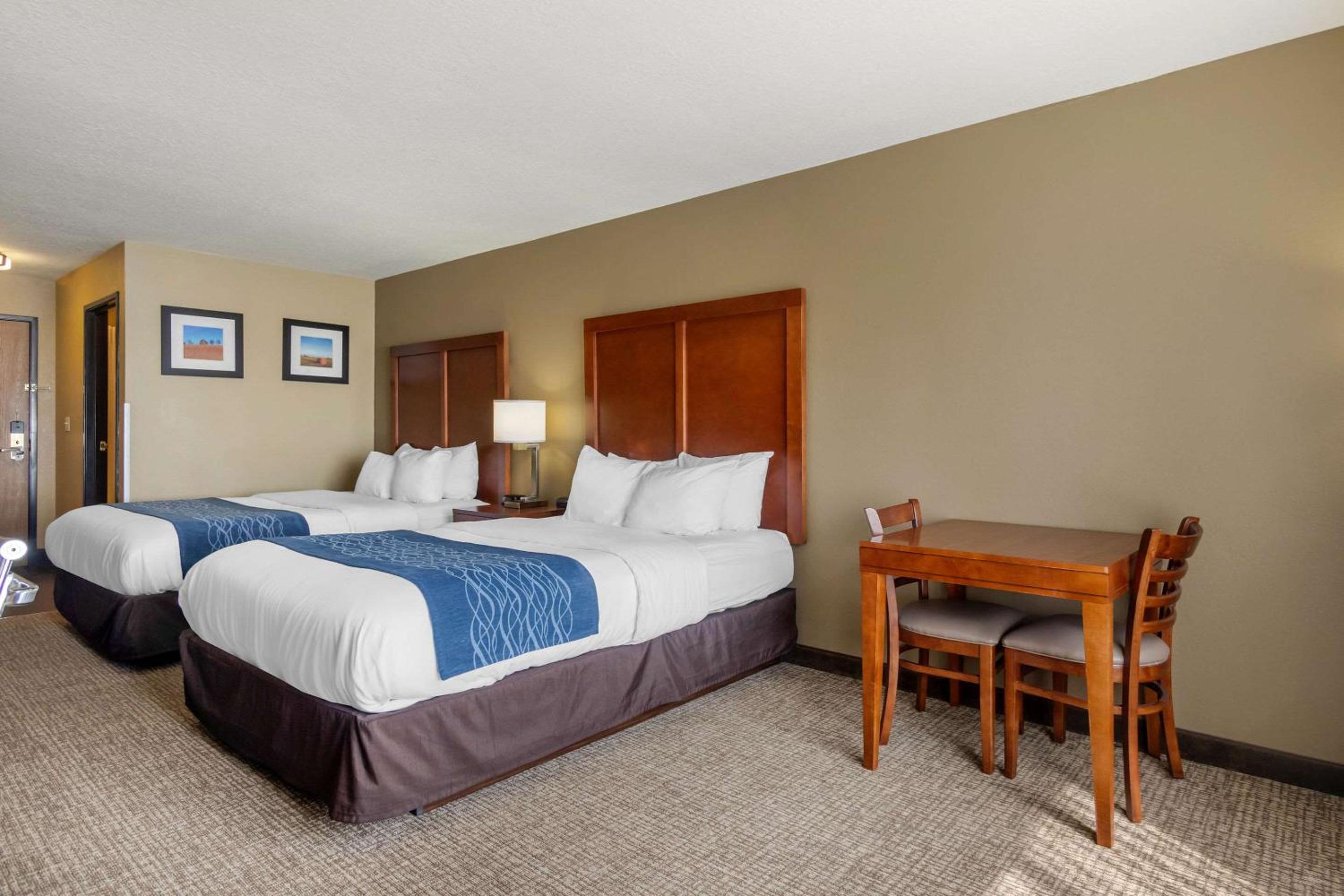 Queen Room with Two Queen Beds - Non-Smoking - Photo 4