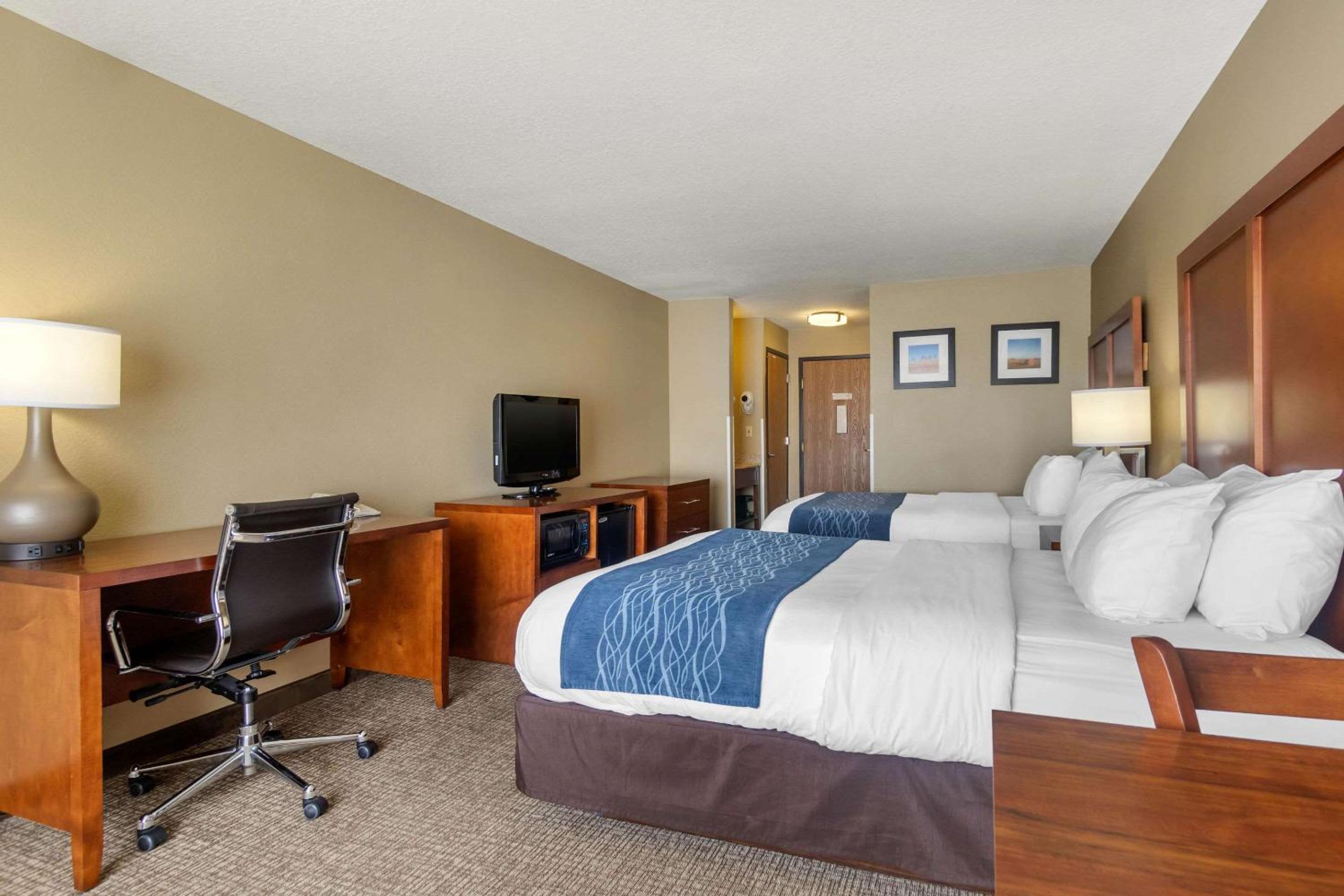 Queen Room with Two Queen Beds - Non-Smoking - Photo 2