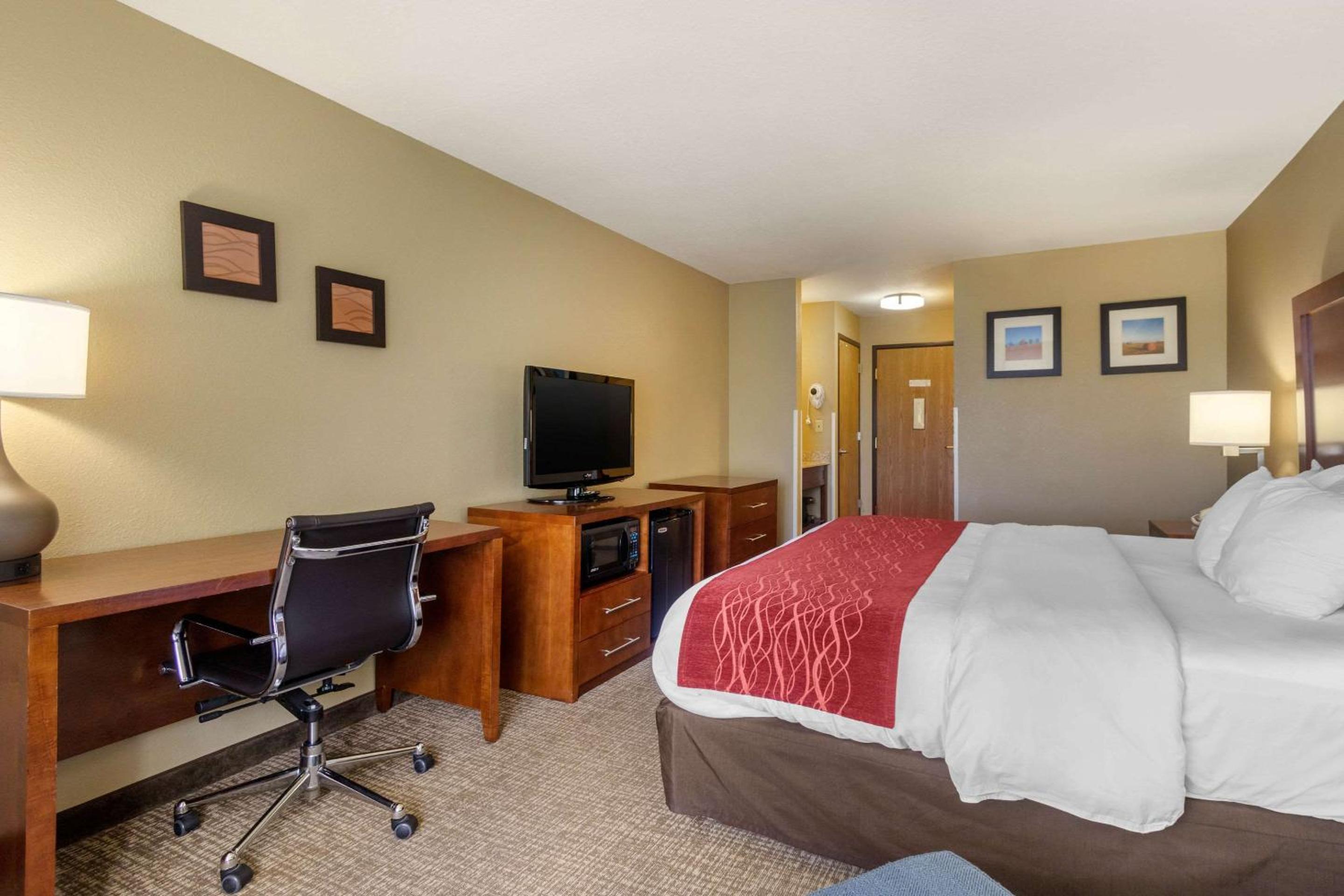 King Room - Non-Smoking - Photo 5