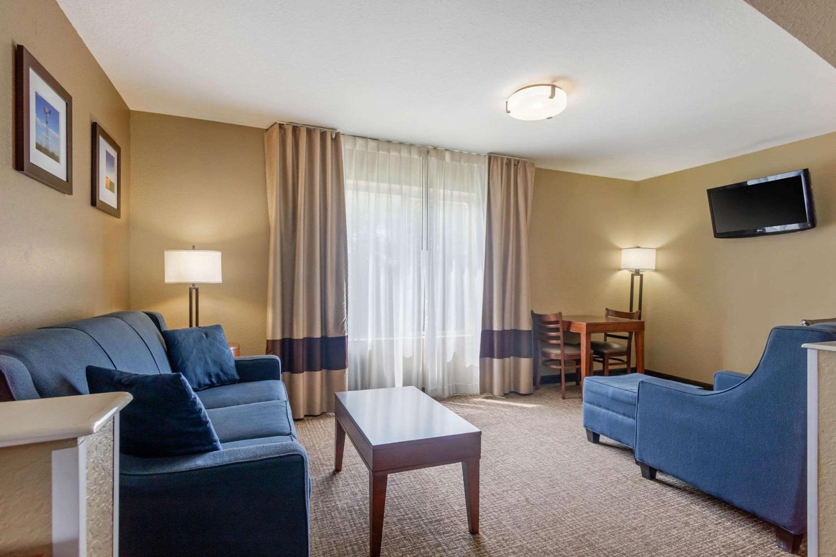 Suite with Two Queen Beds - Non Smoking - Photo 5