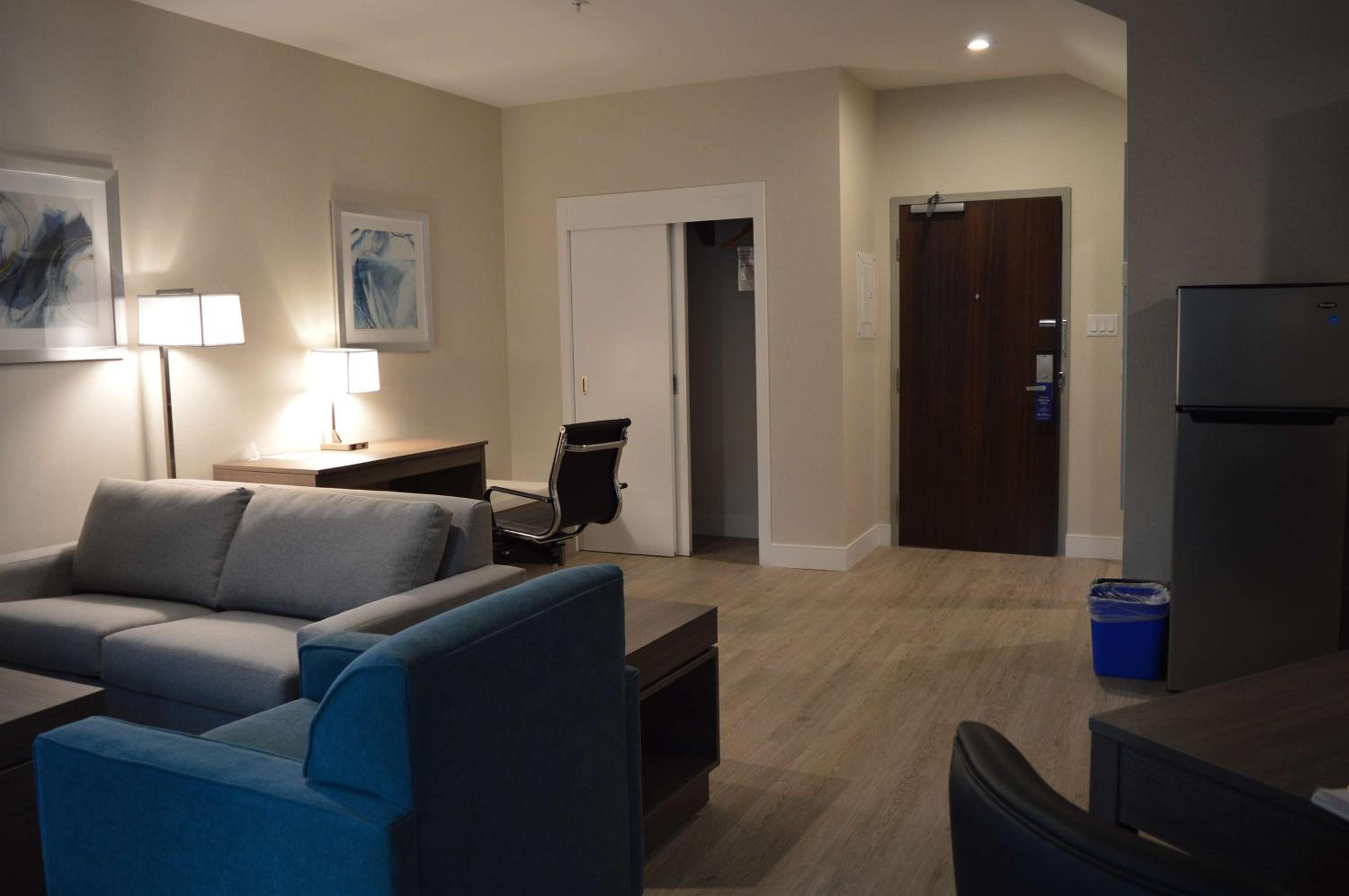 King Room with Sofa Bed - Photo 1