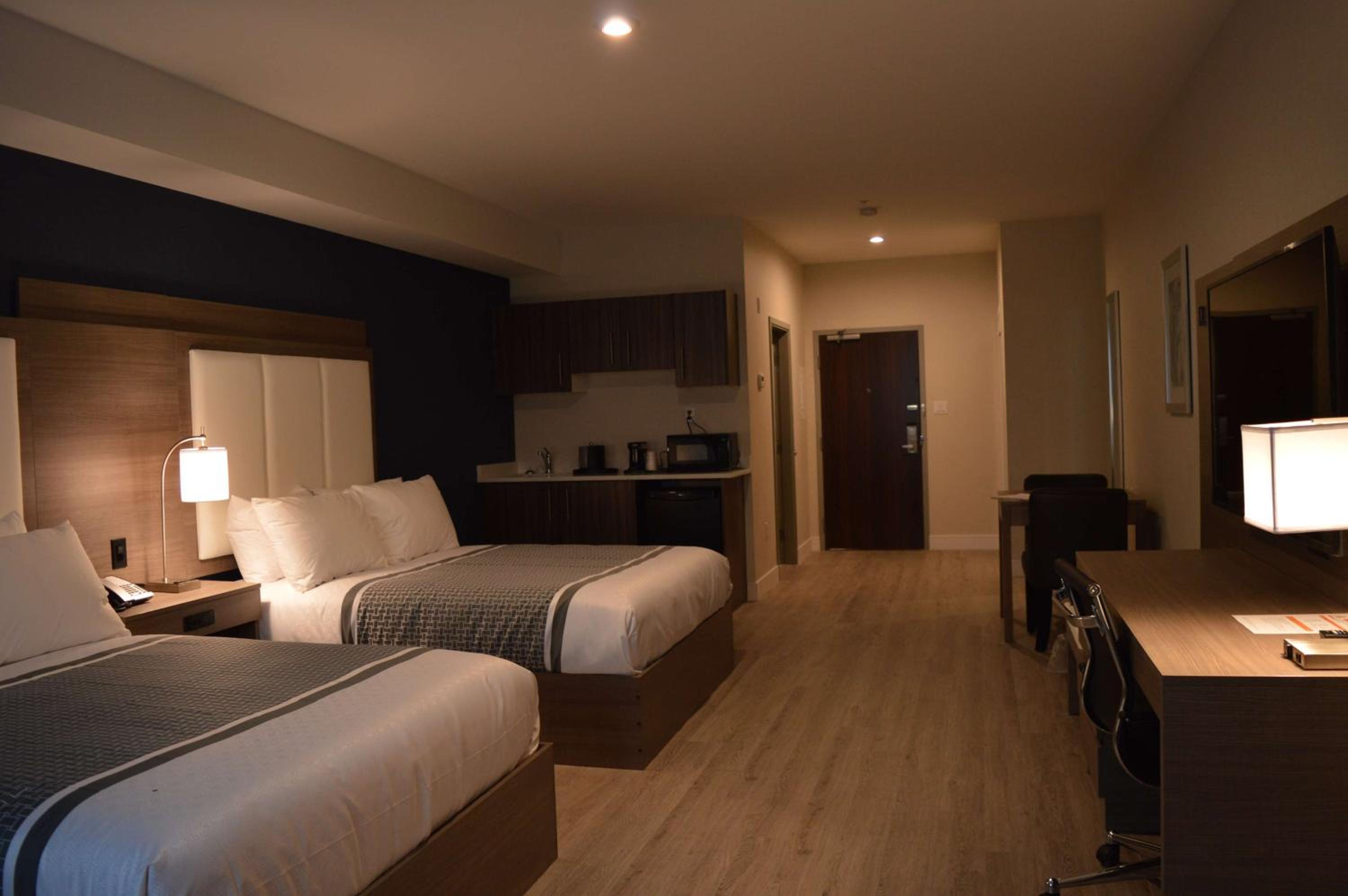 Queen Room with Two Queen Beds - Photo 4