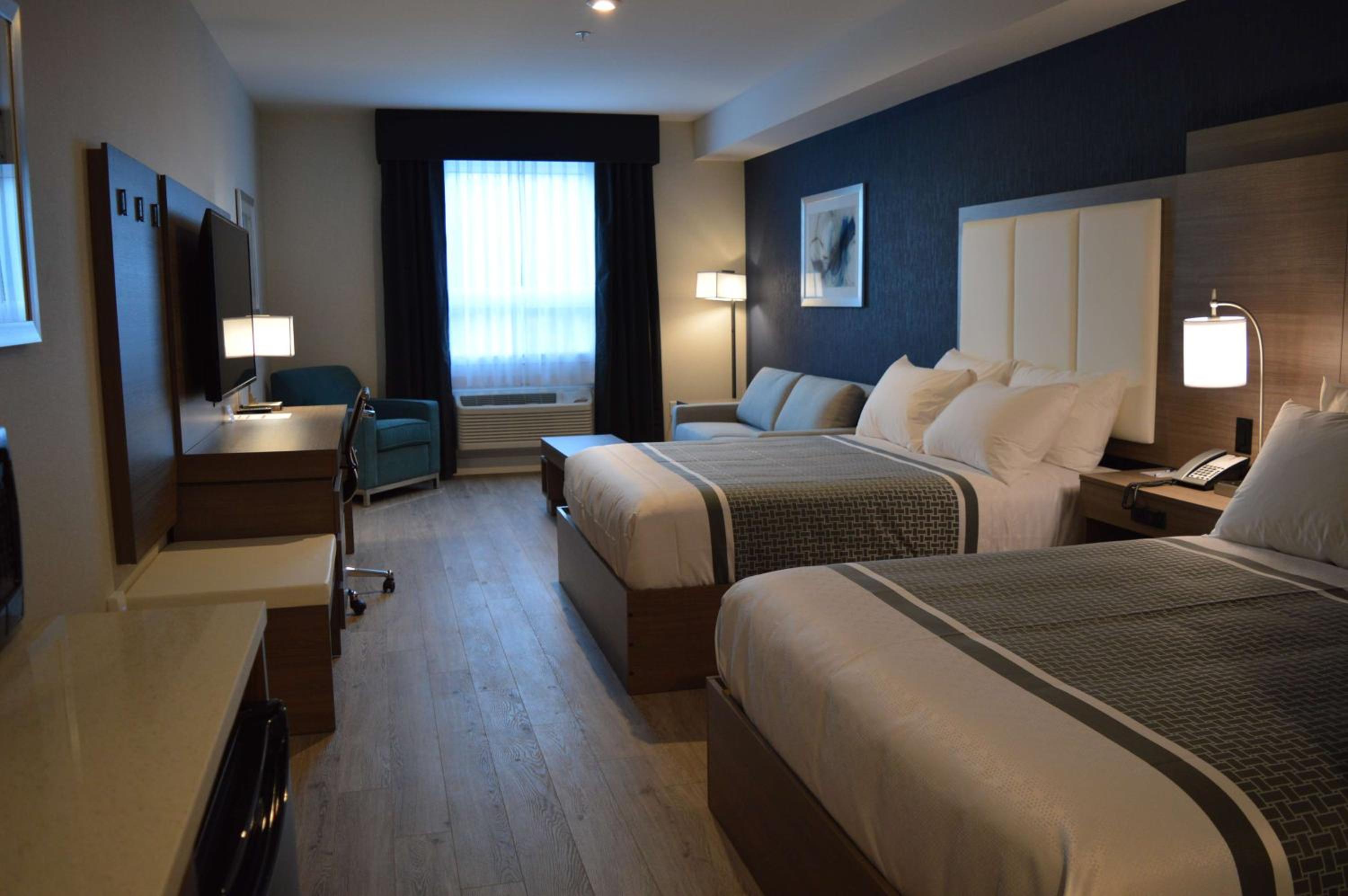 Queen Room with Two Queen Beds - Photo 2