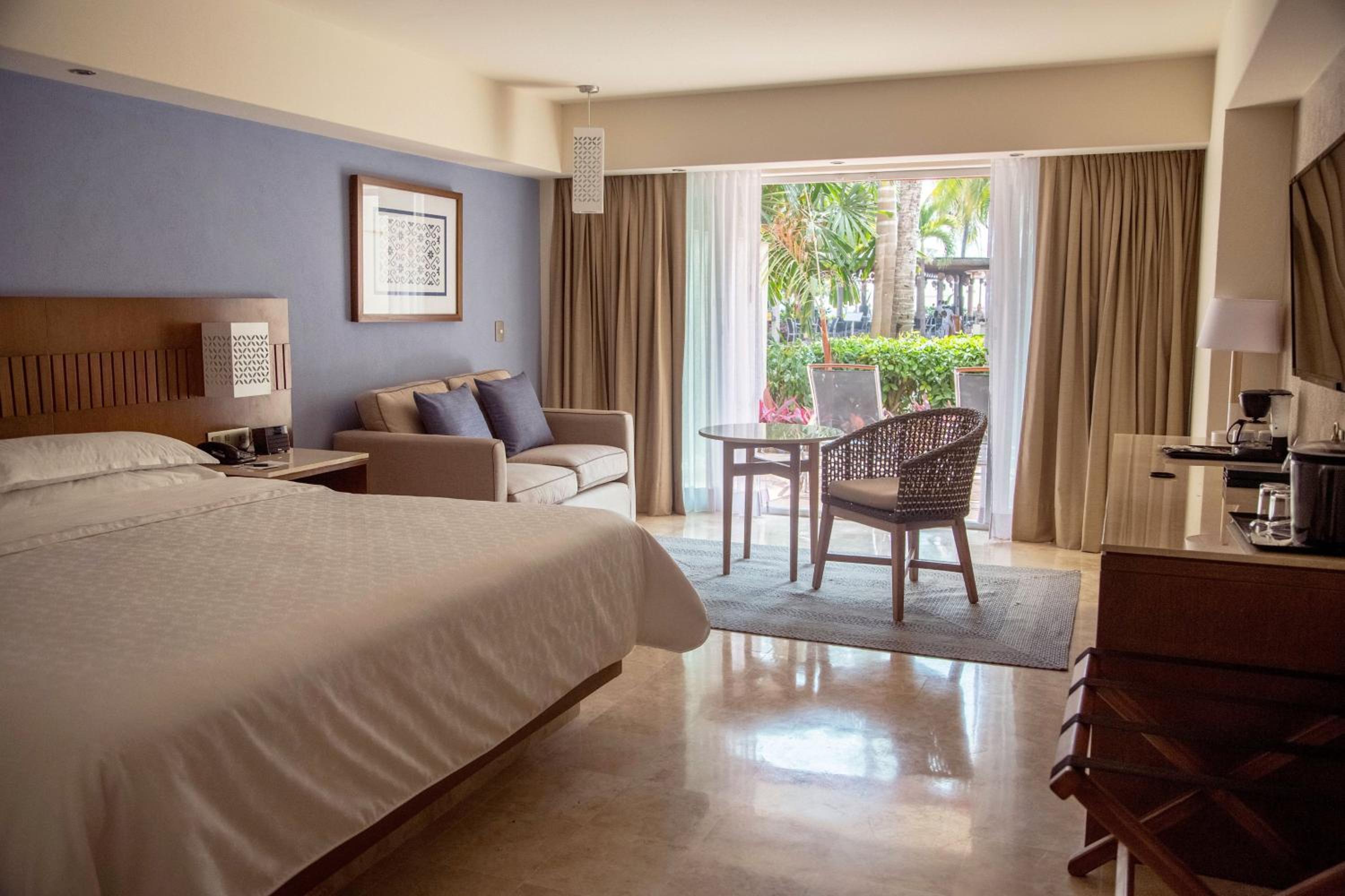 Guest room, 1 King, Deluxe view, Garden view, Ground floor