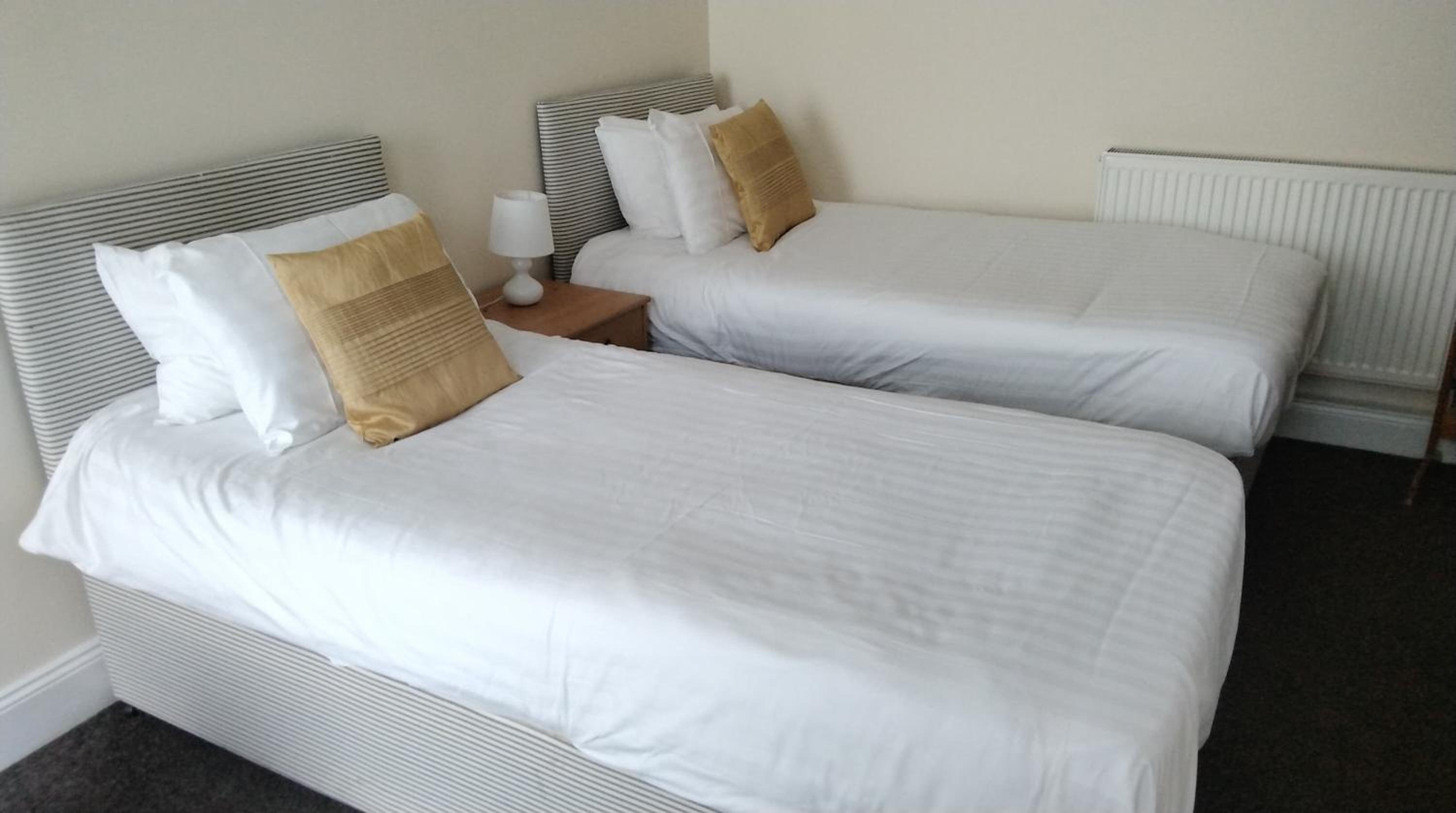 Twin Room with Private Bathroom - Photo 1