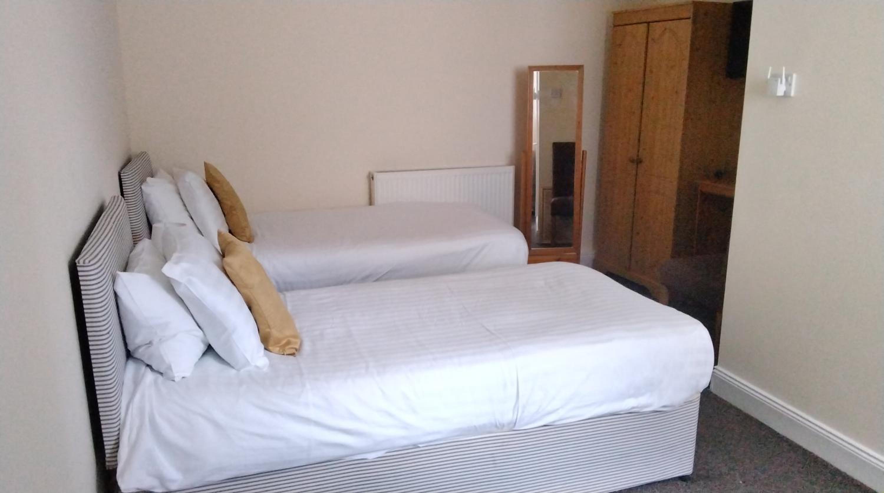Twin Room with Private Bathroom - Photo 6