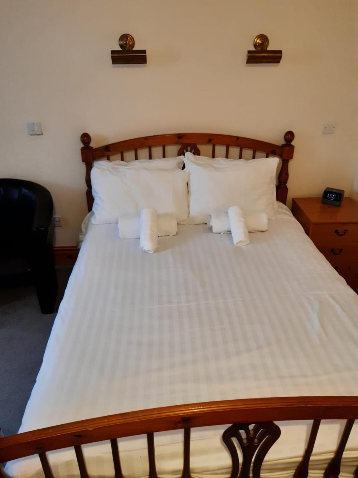 Twin Room with Private Bathroom - Photo 4