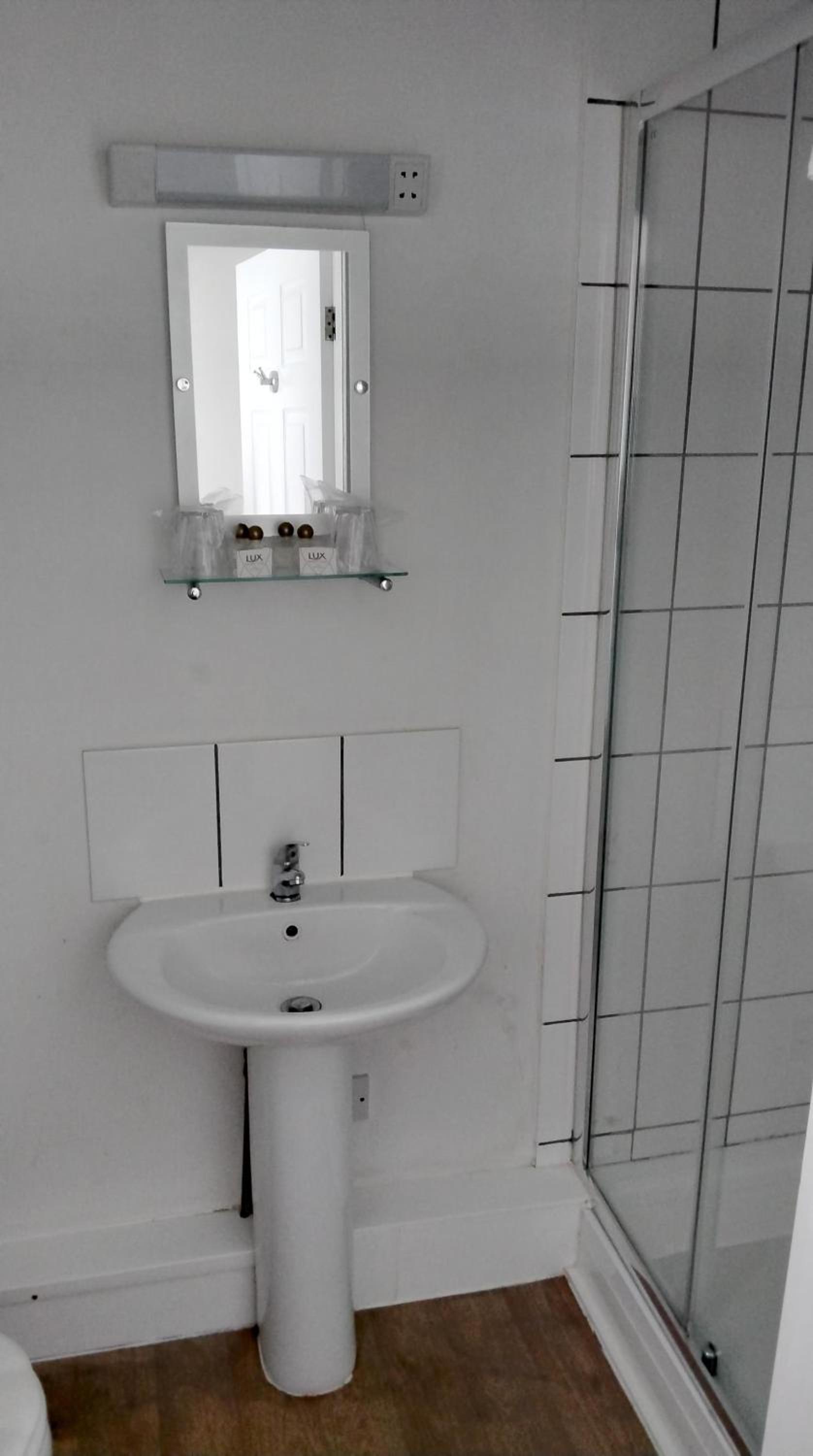 Twin Room with Private Bathroom - Photo 10
