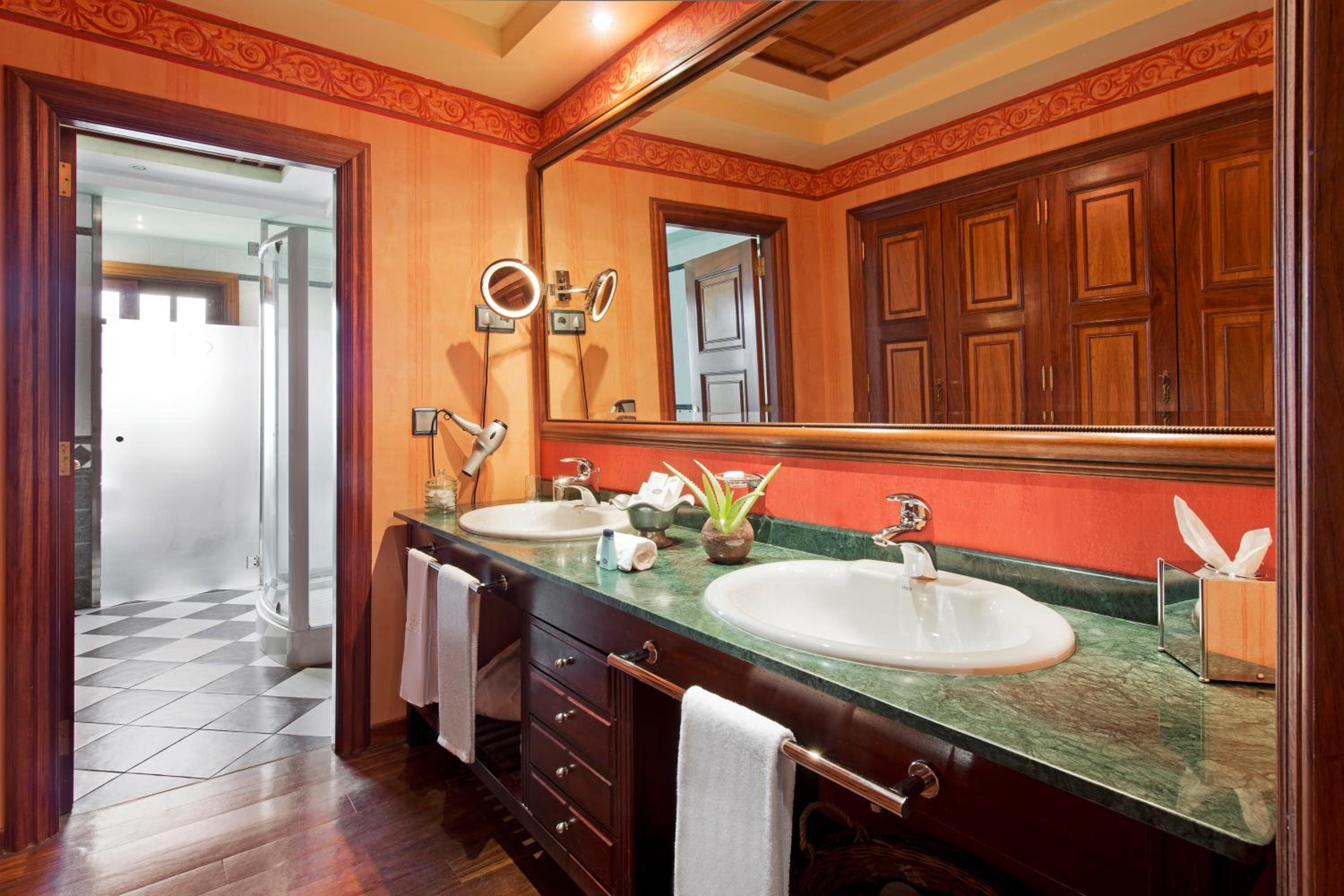 Suite (3 Adults) photo 3