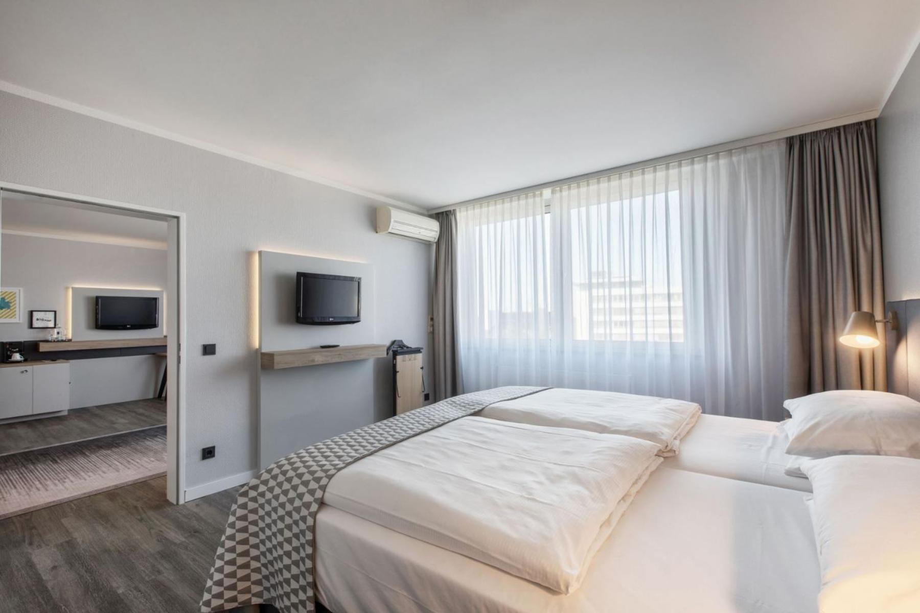 Deluxe Room - Photo 9