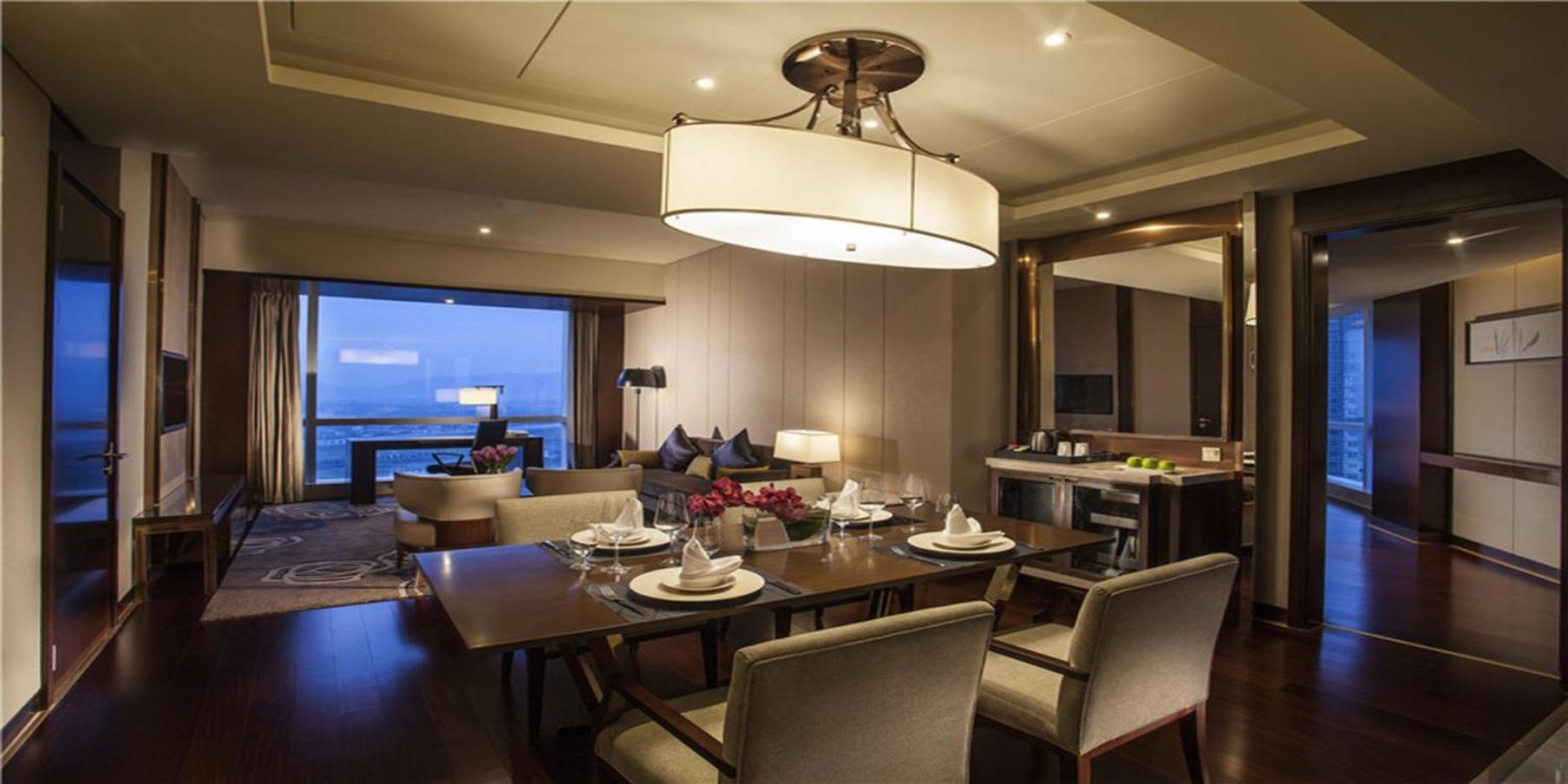 Executive King Suite with Living Area photo 2