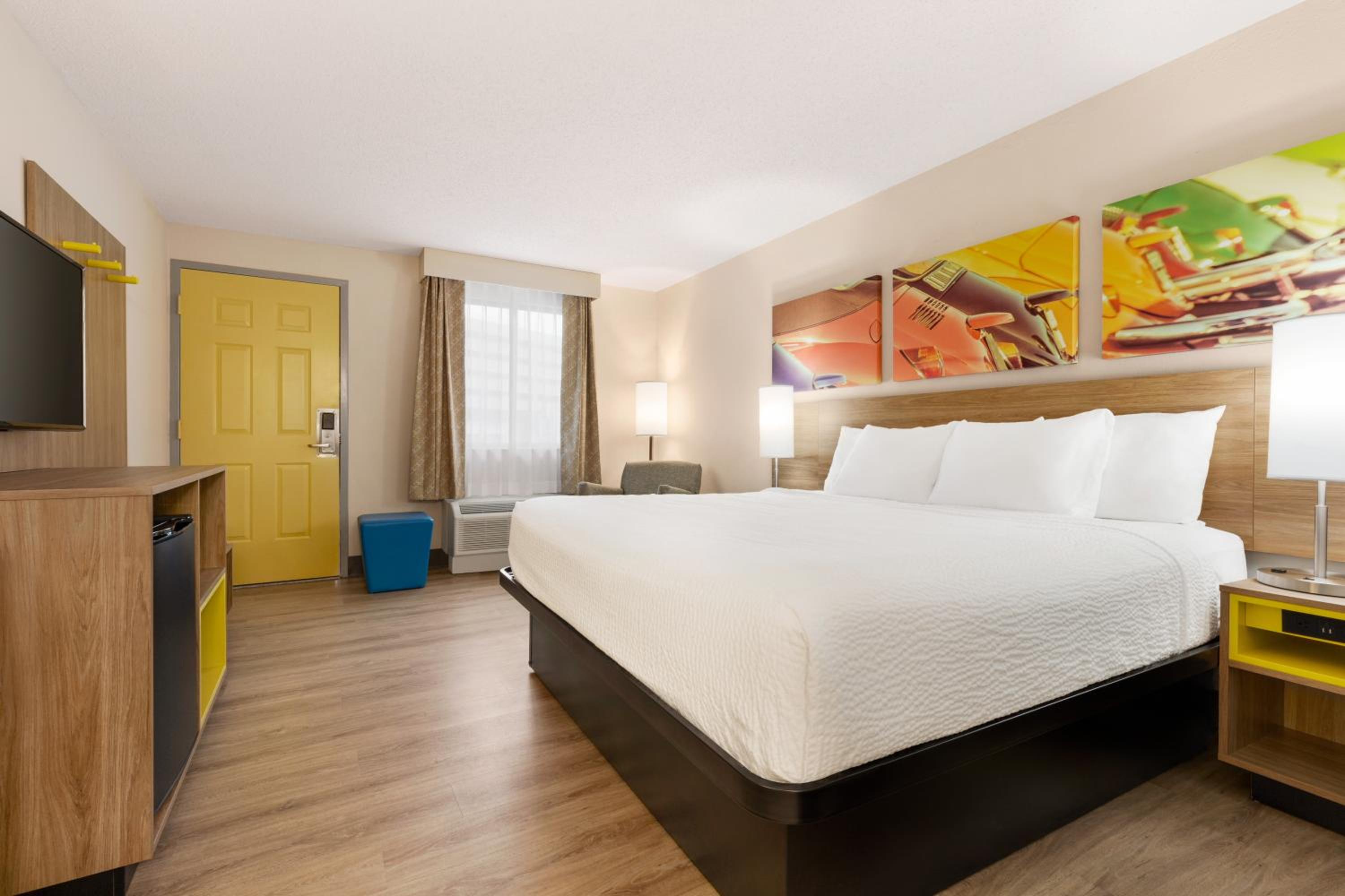 King Room - Non-Smoking - Photo 4