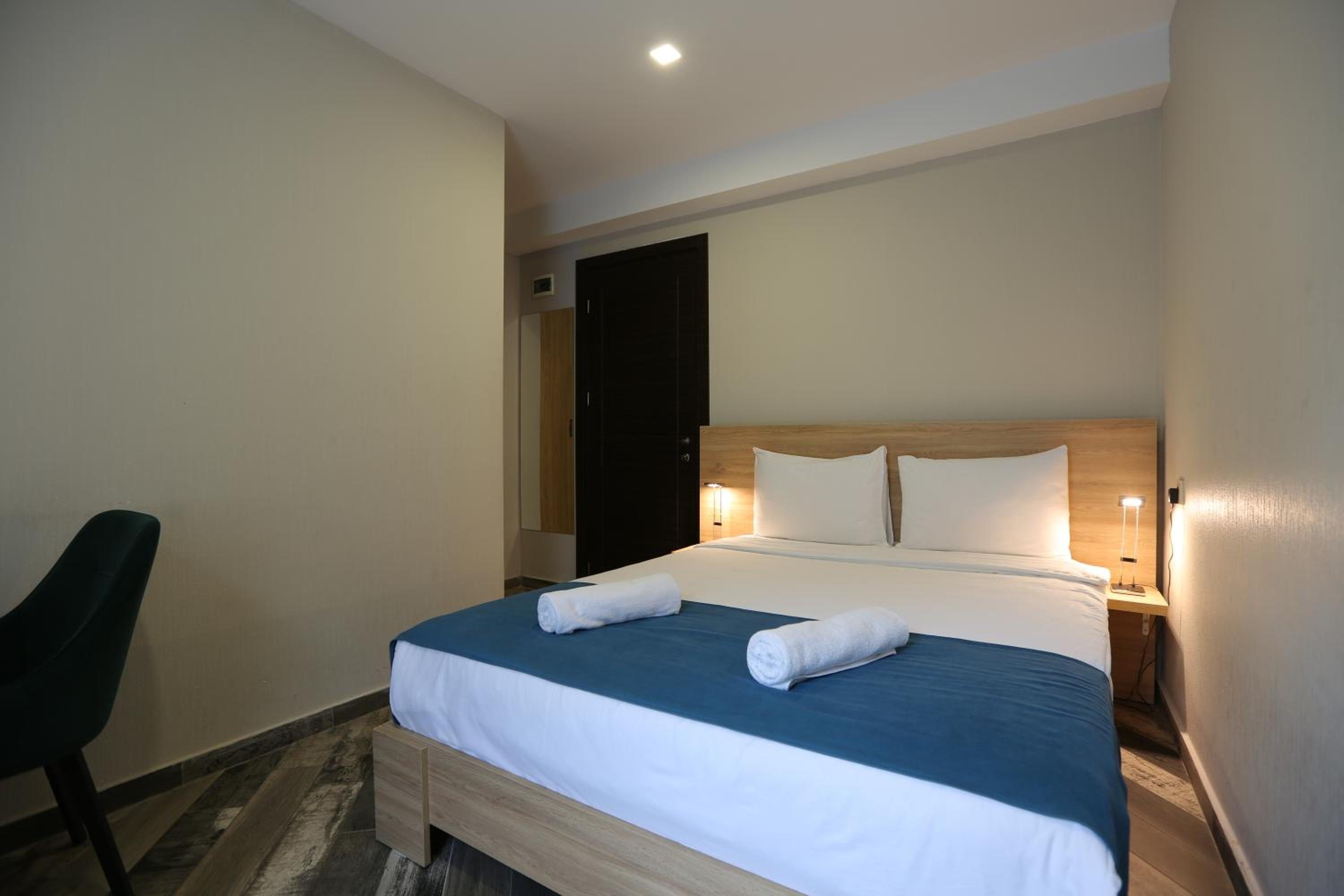 Double Room with Balcony - Photo 19