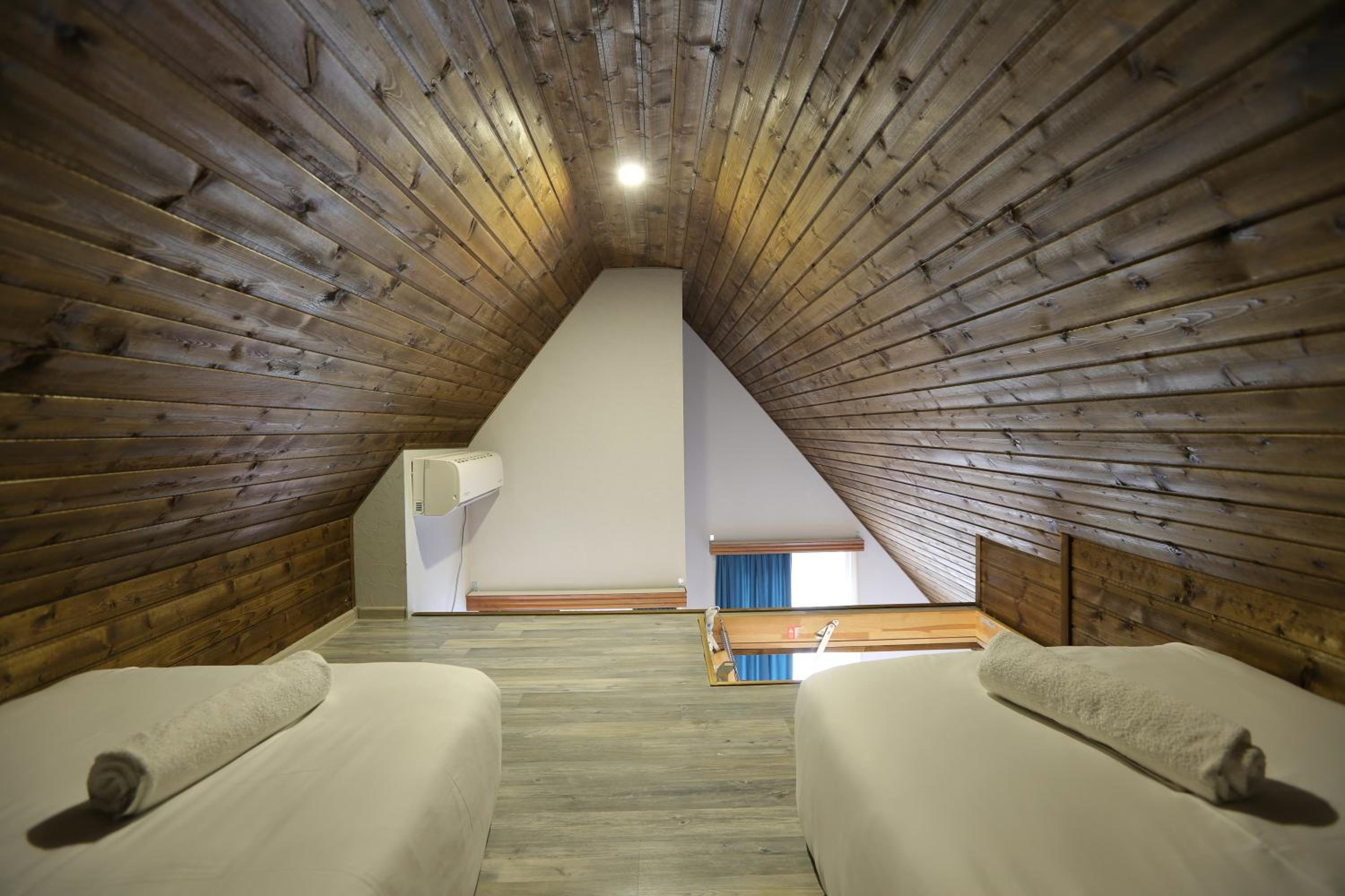 Quadruple Room with Balcony - Photo 33