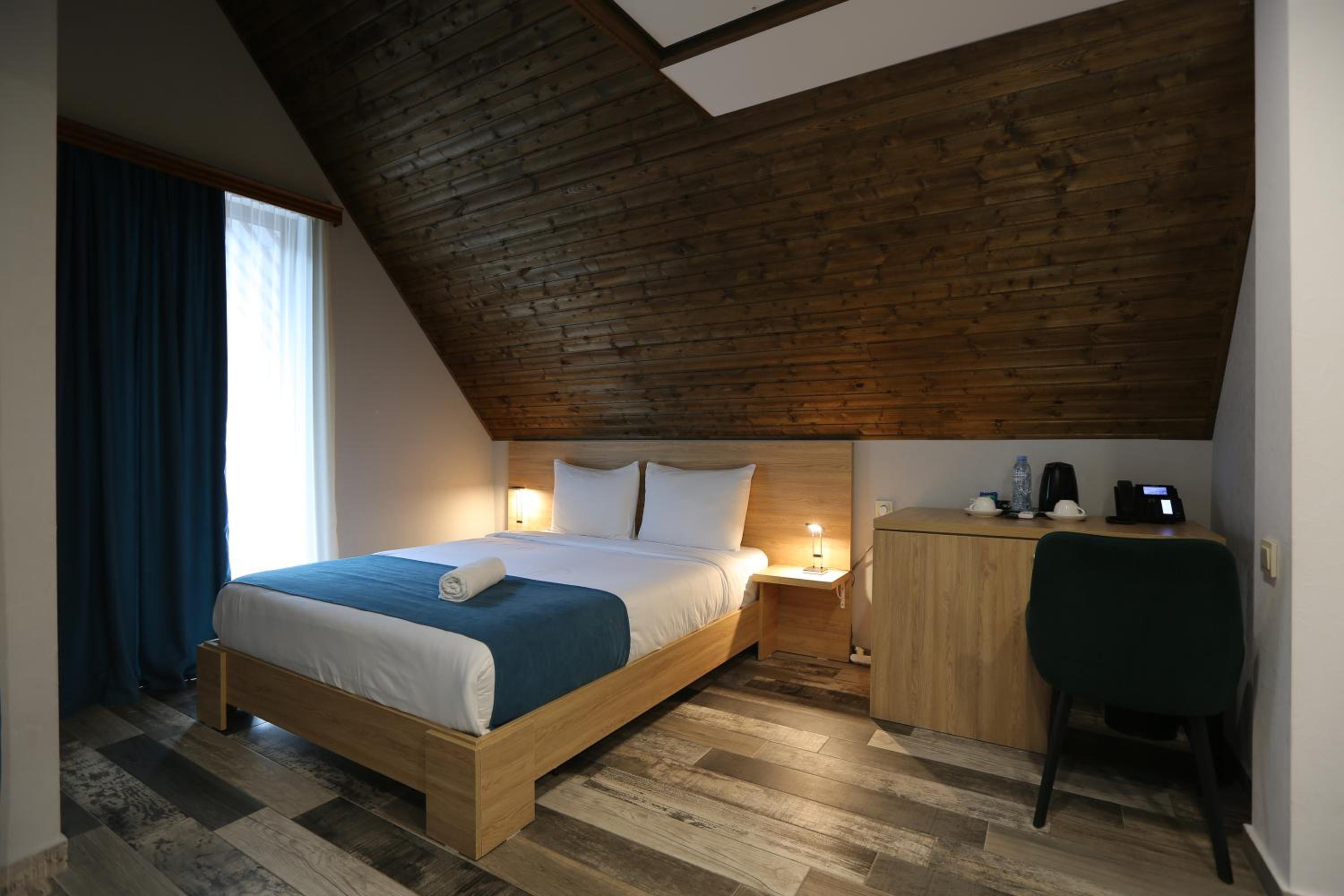Quadruple Room with Balcony - Photo 35