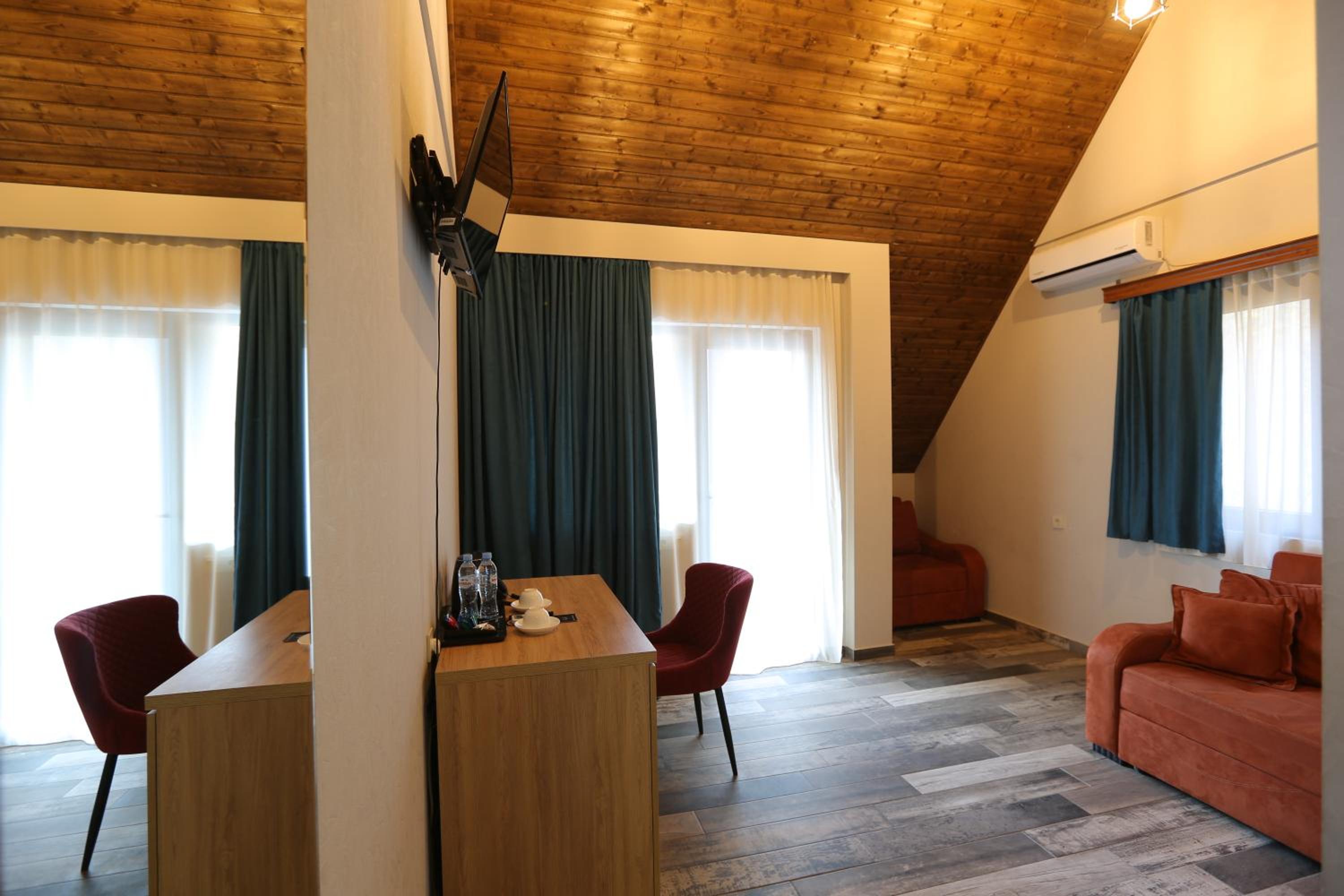 Deluxe Double Room with Balcony - Photo 3