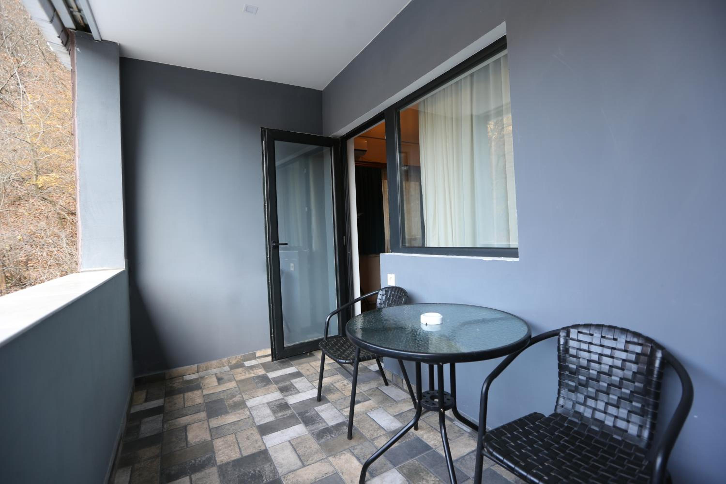 Deluxe Double Room with Balcony - Photo 9