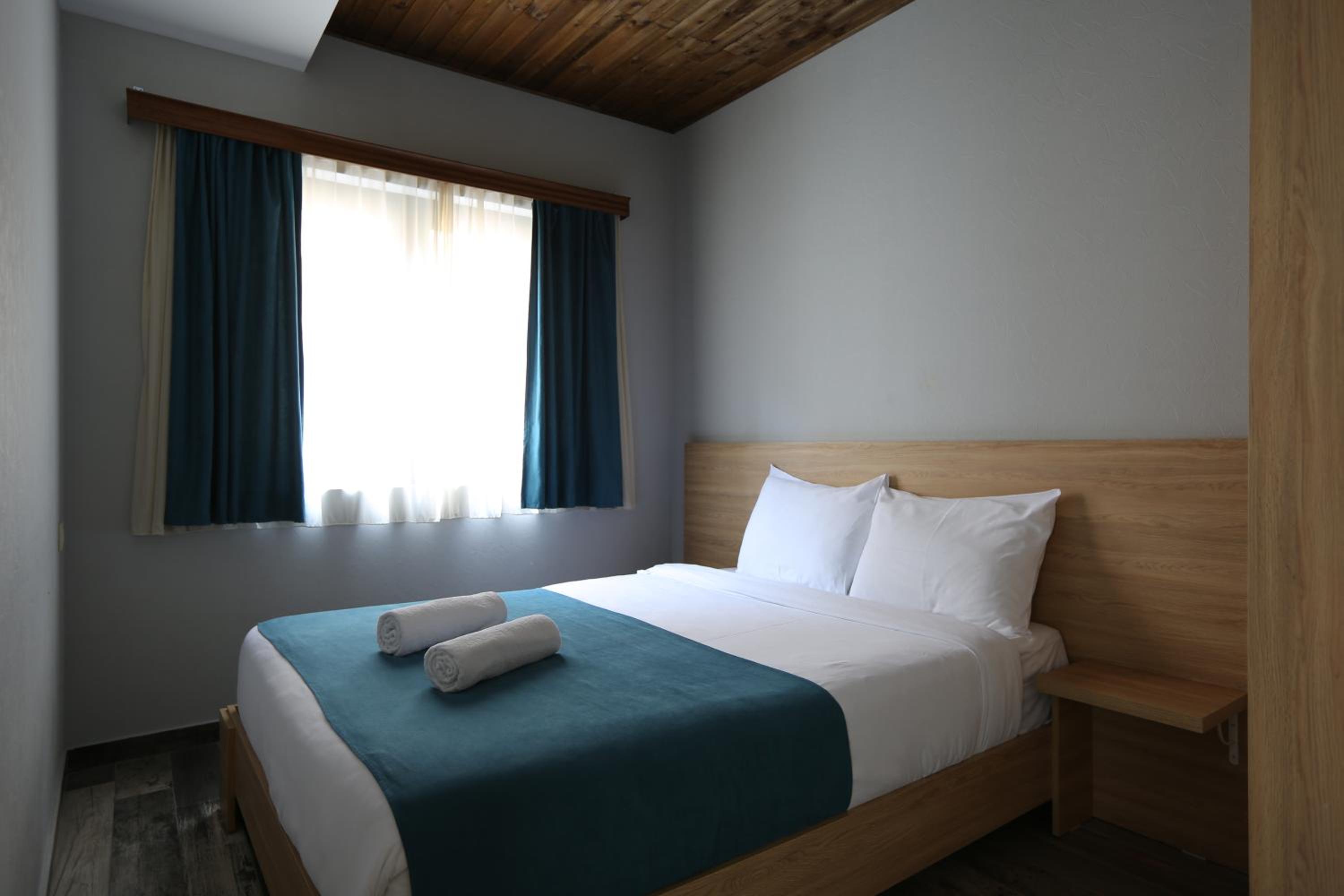 Deluxe Double Room with Balcony - Photo 4