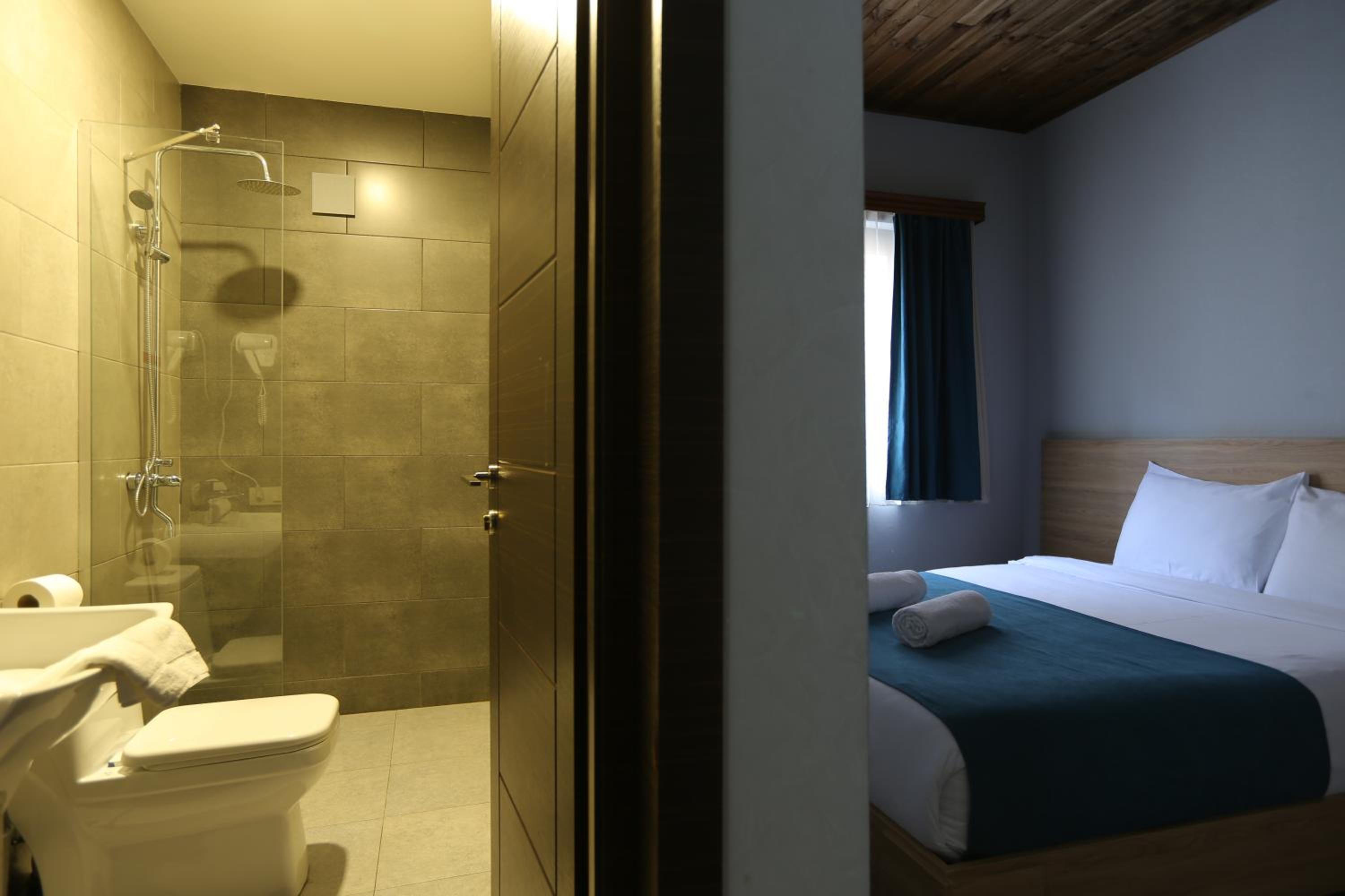 Deluxe Double Room with Balcony - Photo 5