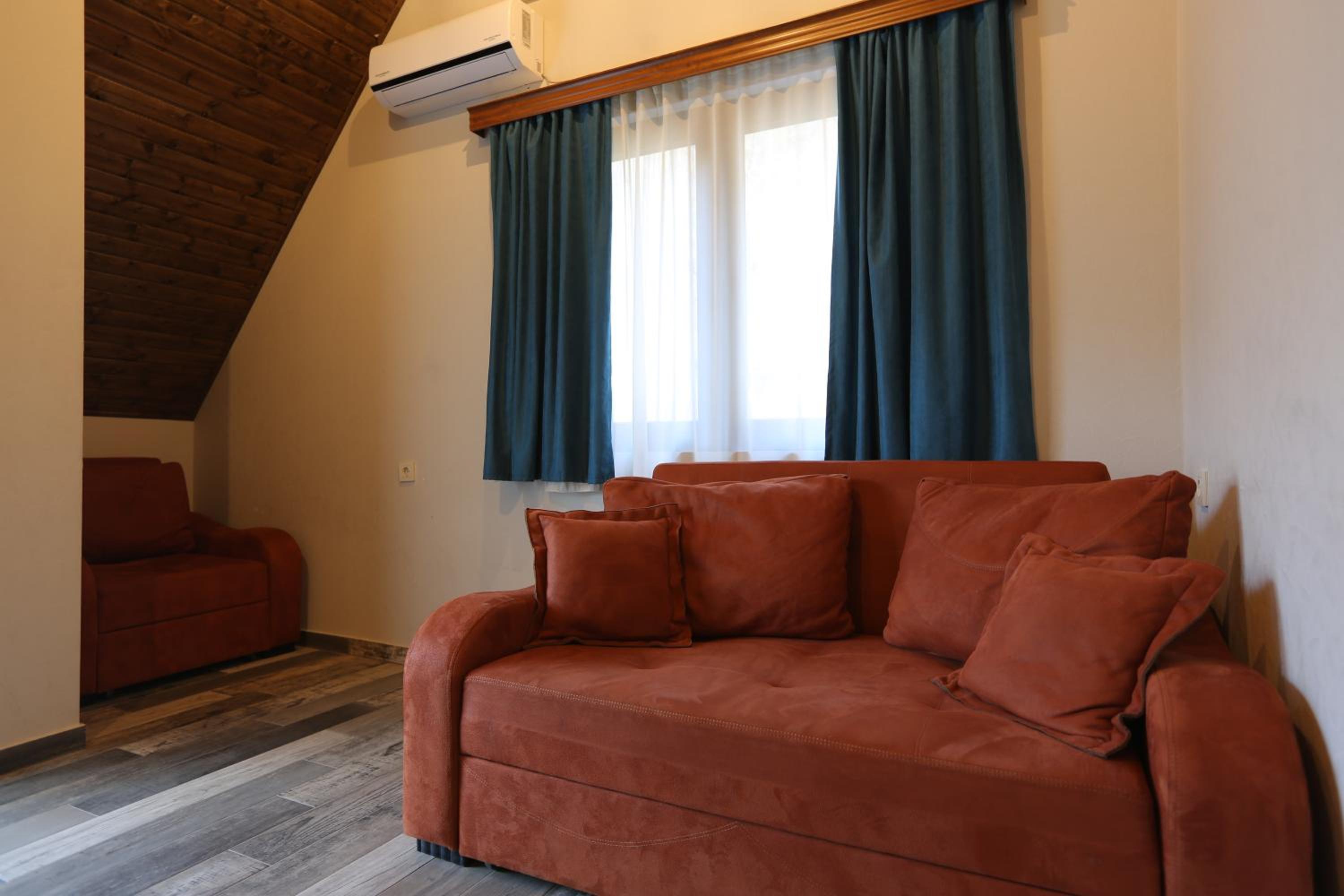 Deluxe Double Room with Balcony - Photo 6