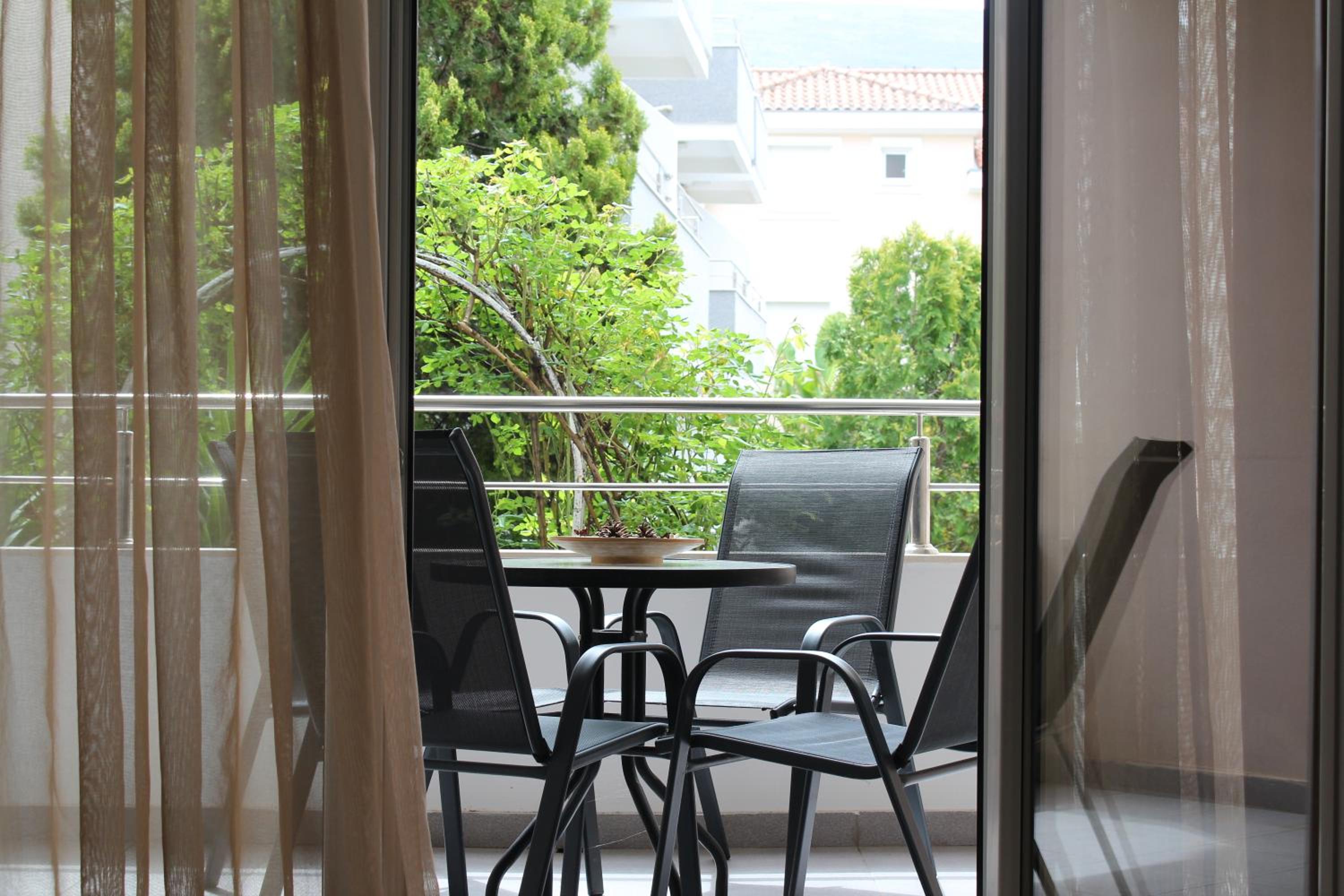 Apartment with Balcony - Photo 7