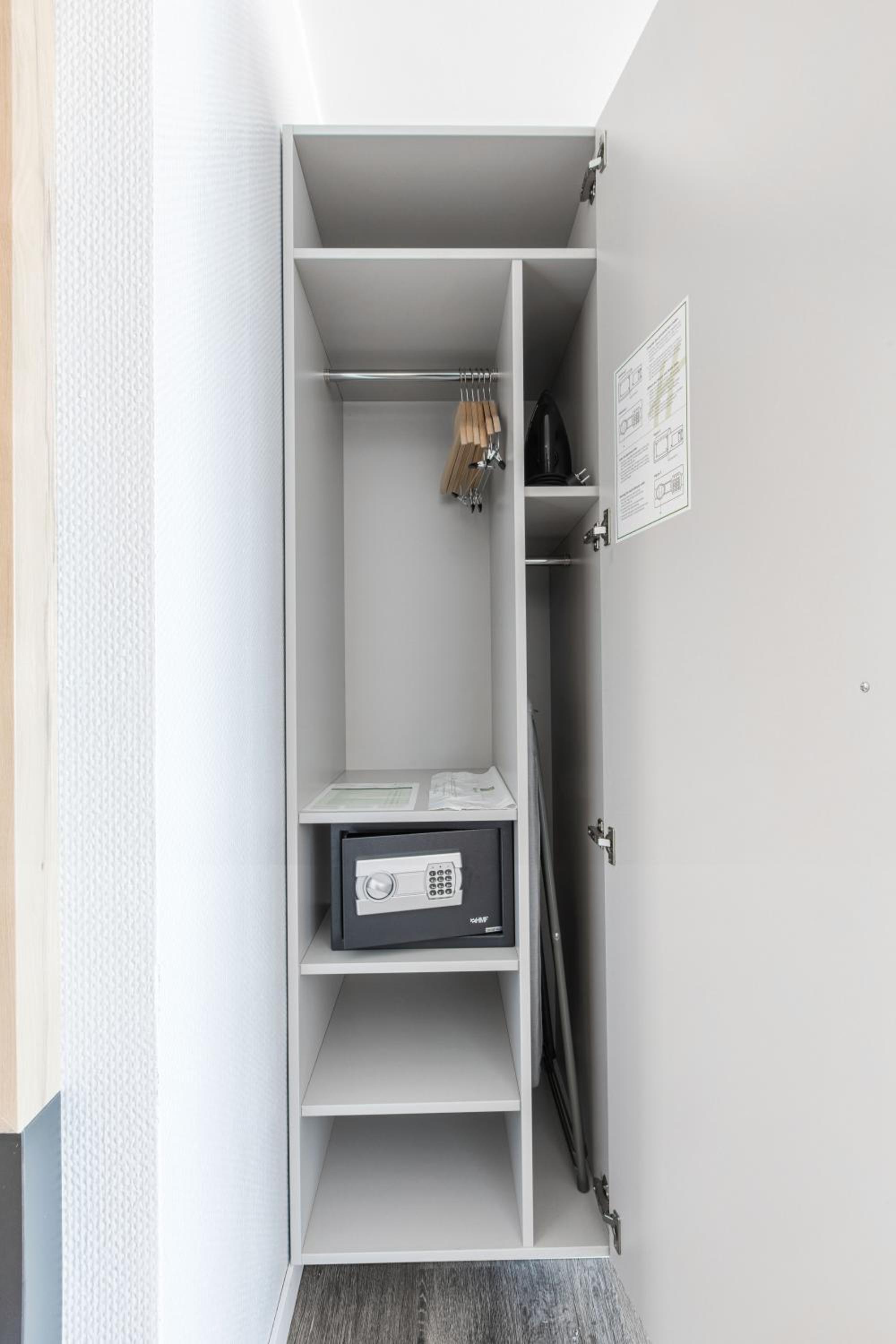Standard Twin Room - Photo 4