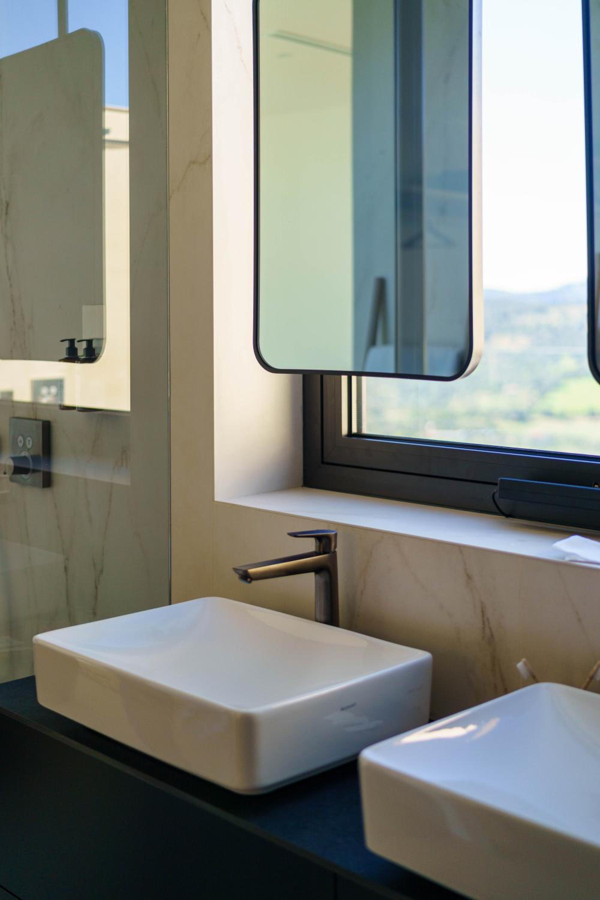 Executive Suite - Photo 12