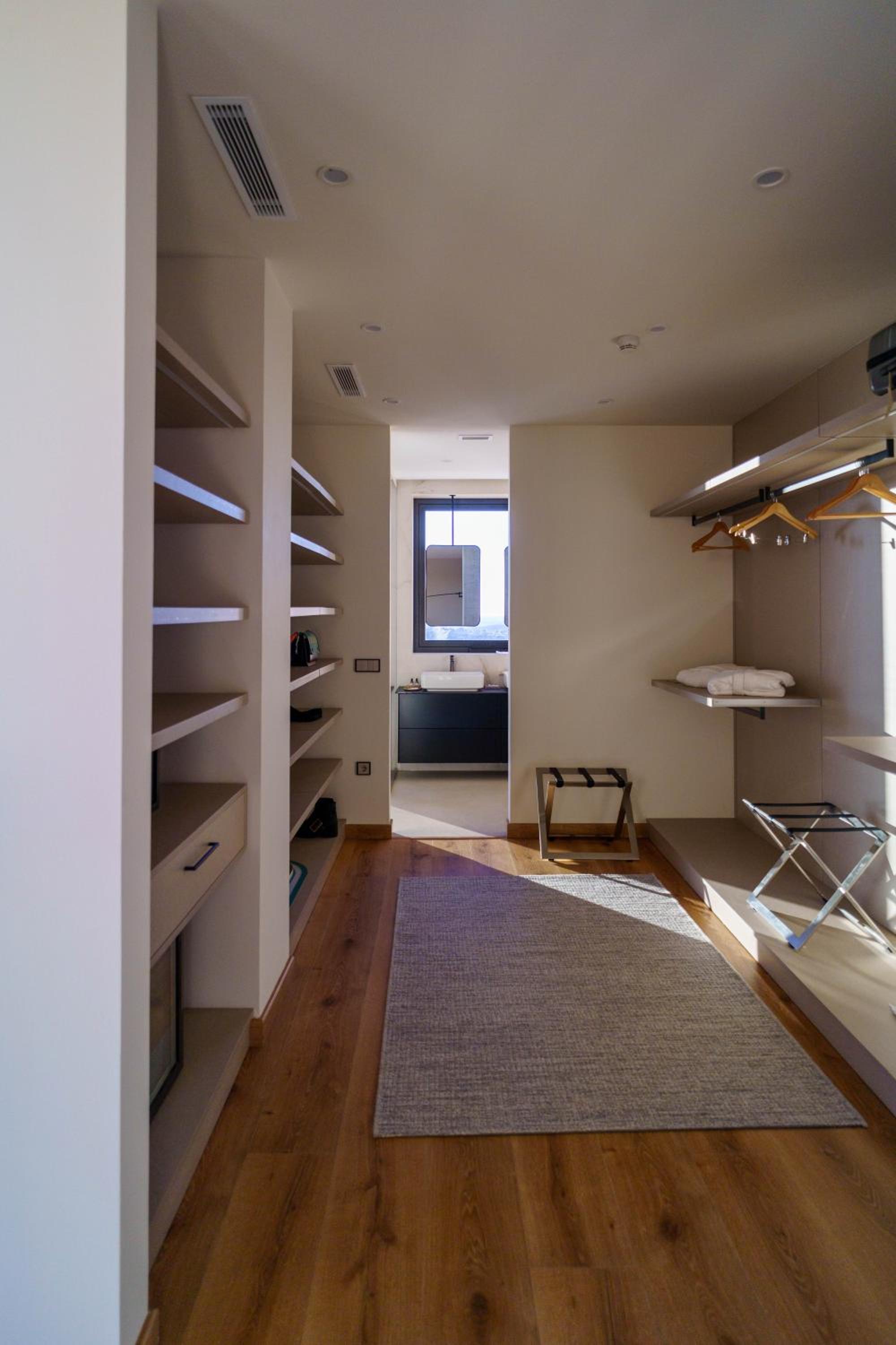 Executive Suite - Photo 11