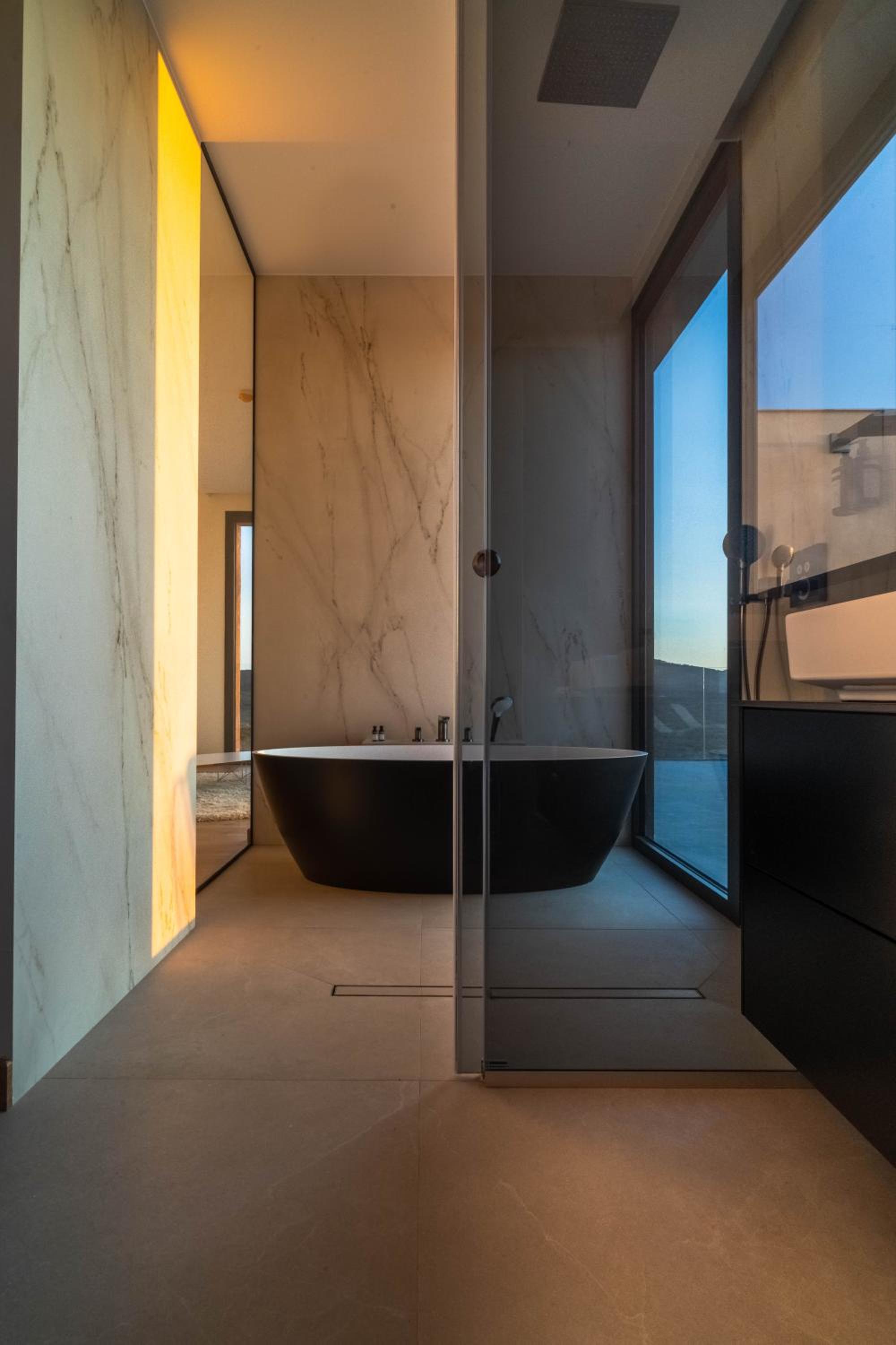 Executive Suite - Photo 9