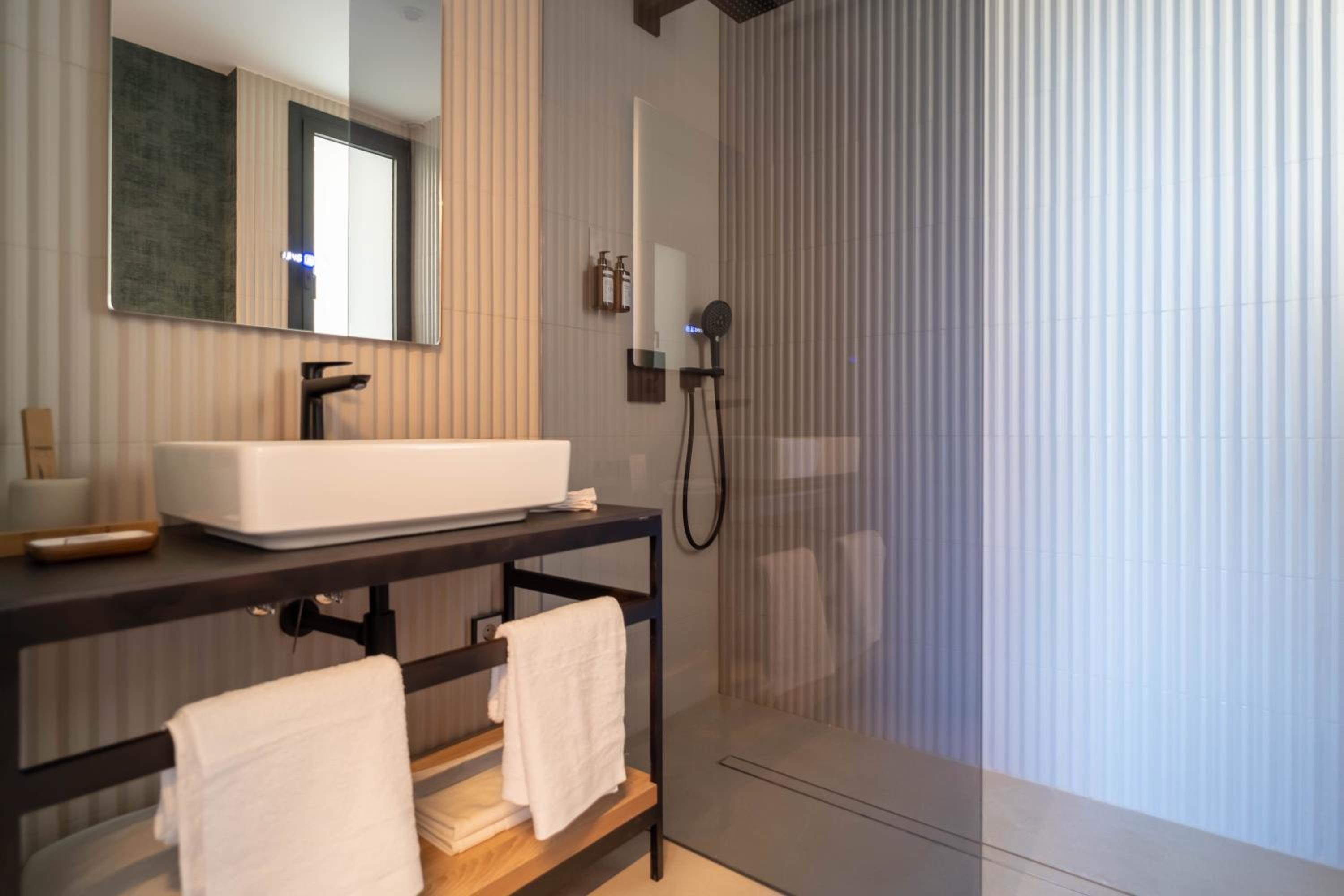 Deluxe Room - Photo 6