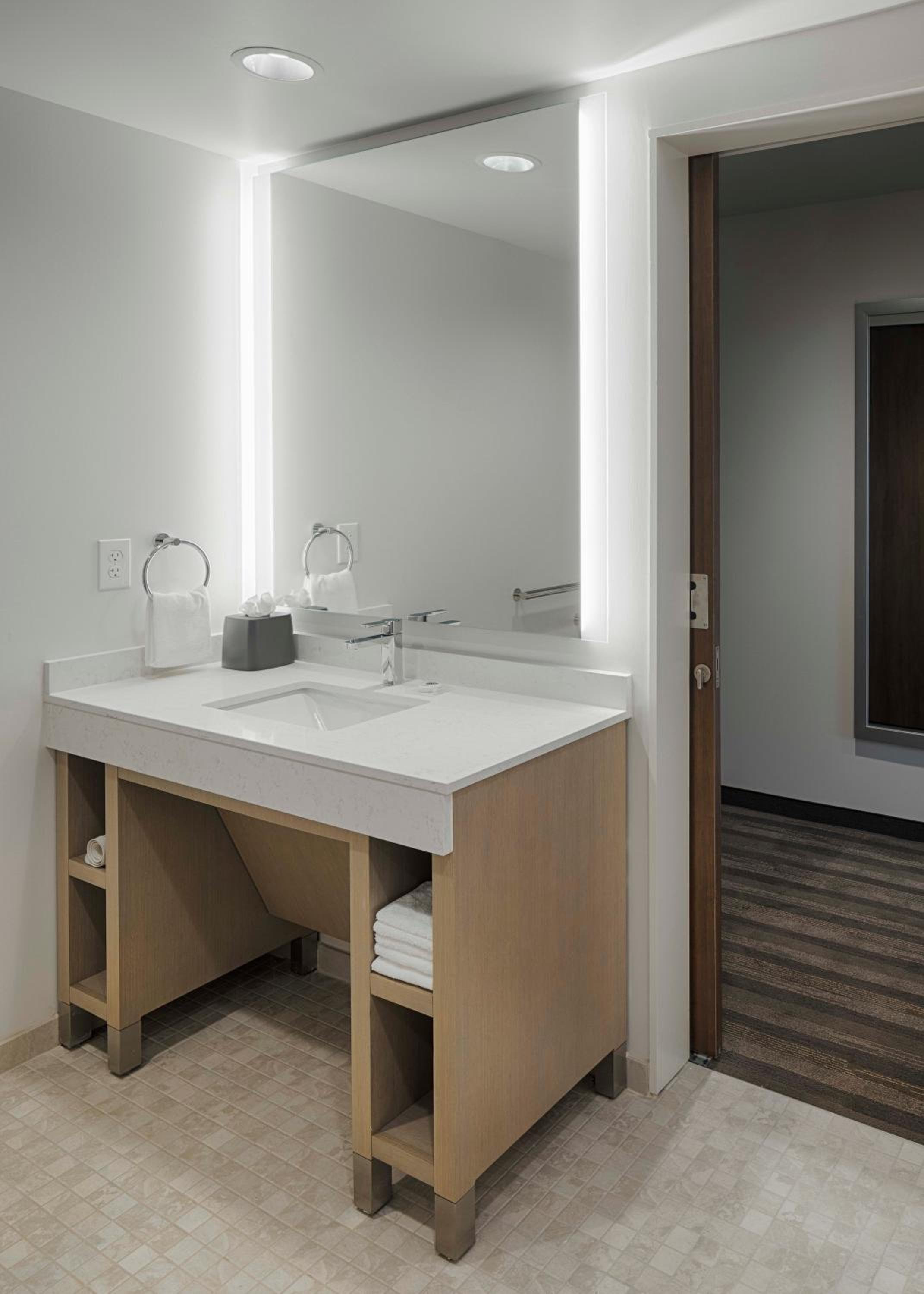 Den King Room with Accessible Roll-in Shower - Photo 3