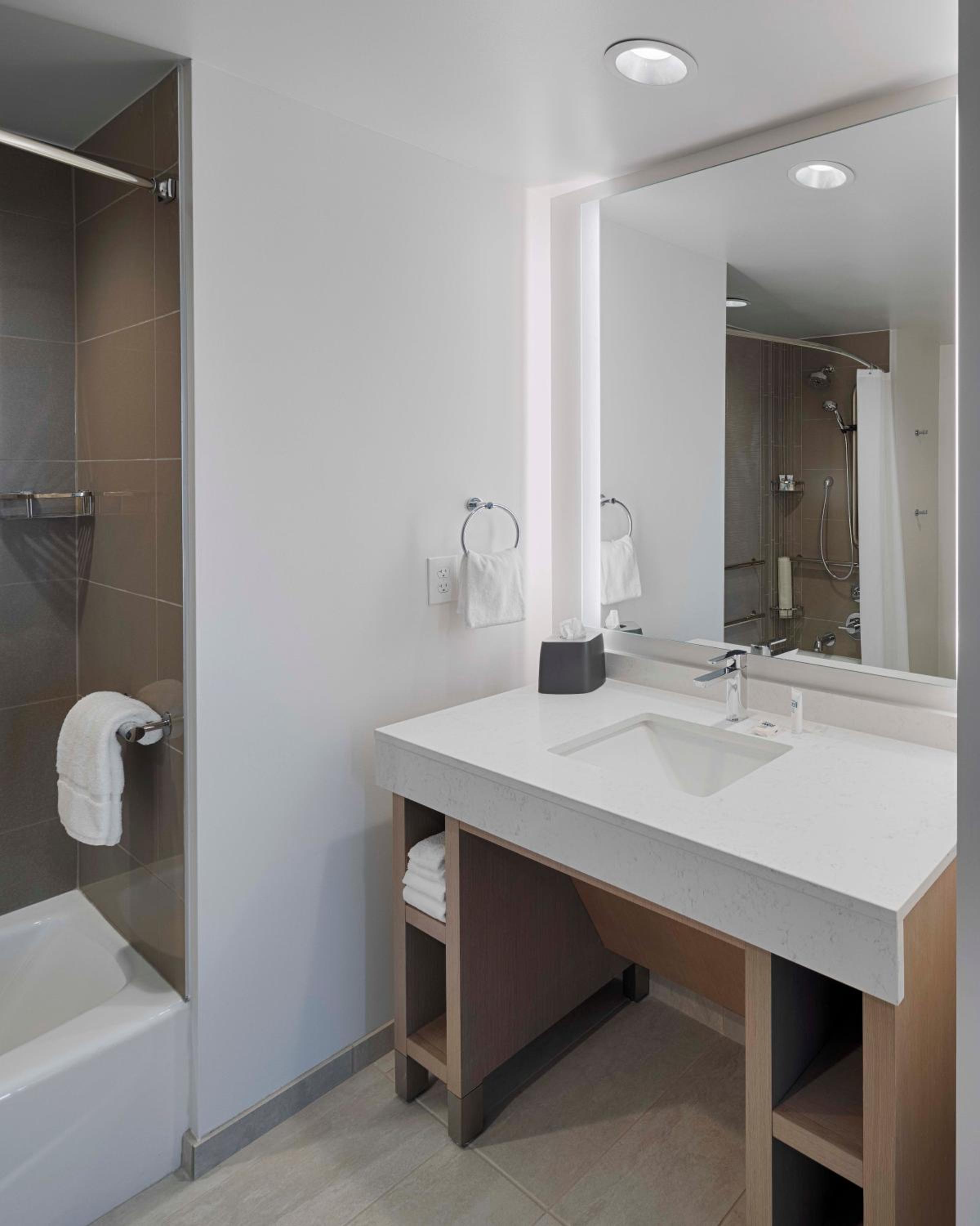 King Studio Suite with Sofa Bed, Kitchen and Accessible Tub - Photo 8
