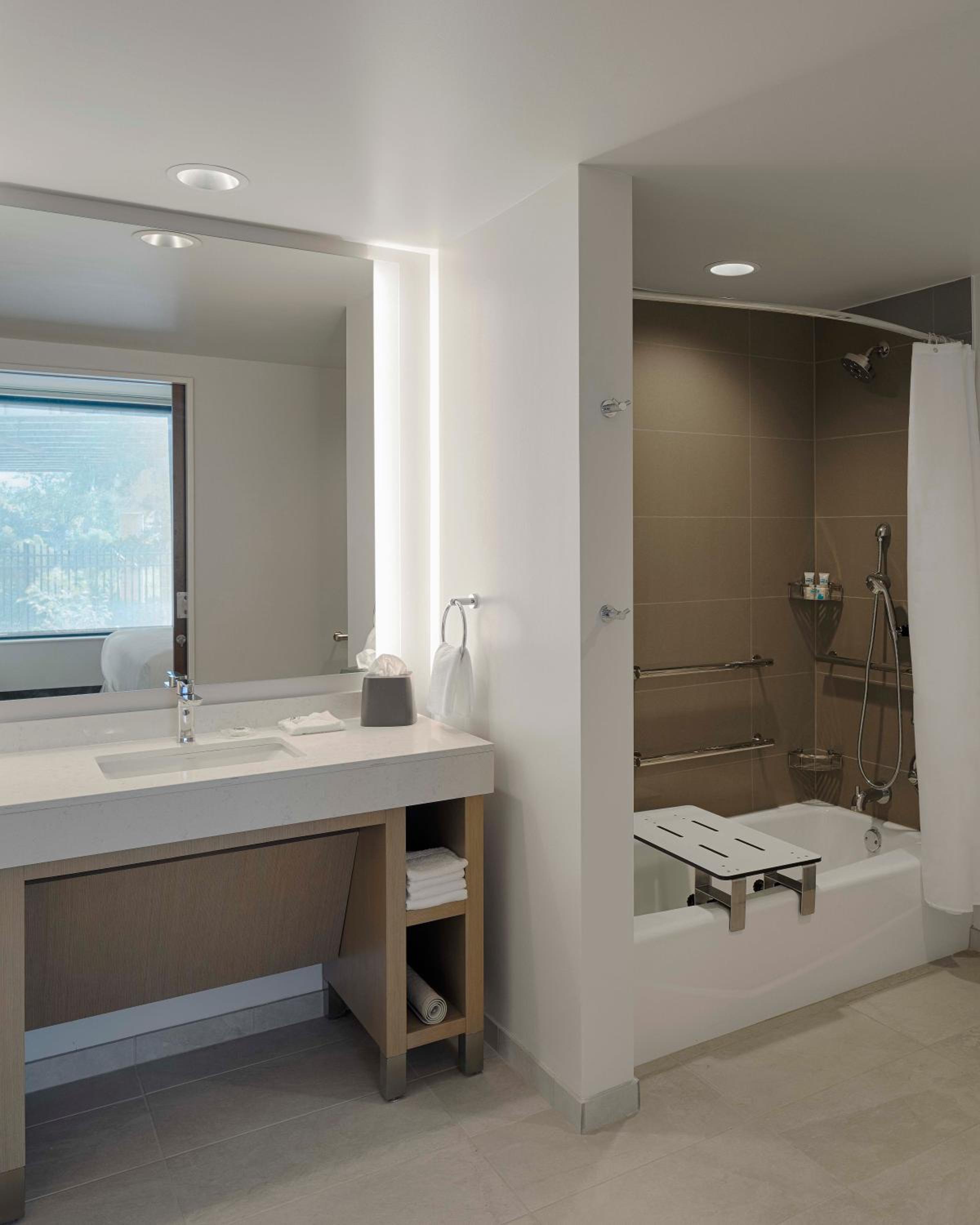 One-Bedroom Suite with Two Queen Beds, Kitchen and Accessible Tub - Photo 10