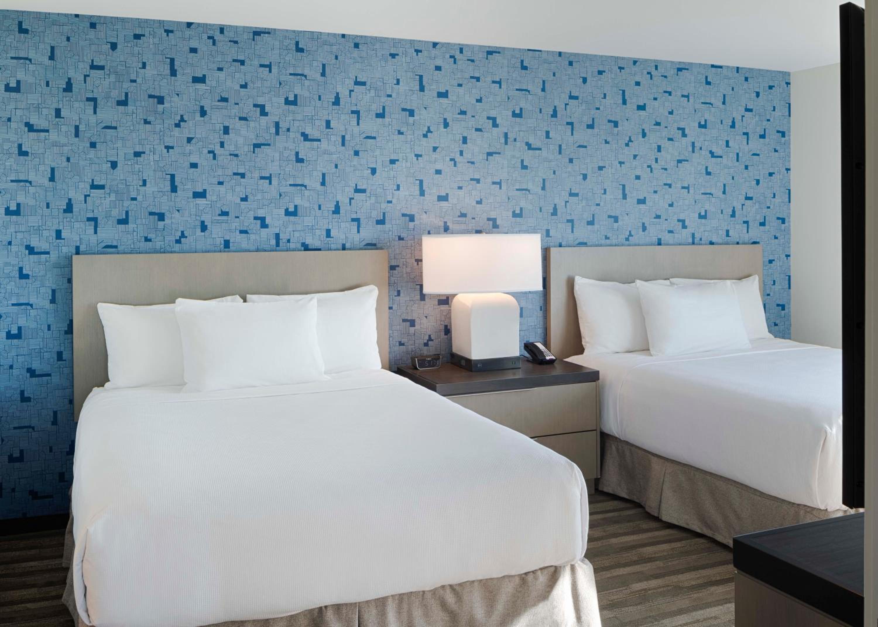 One-Bedroom Suite with Two Queen Beds, Kitchen and Accessible Tub - Photo 6
