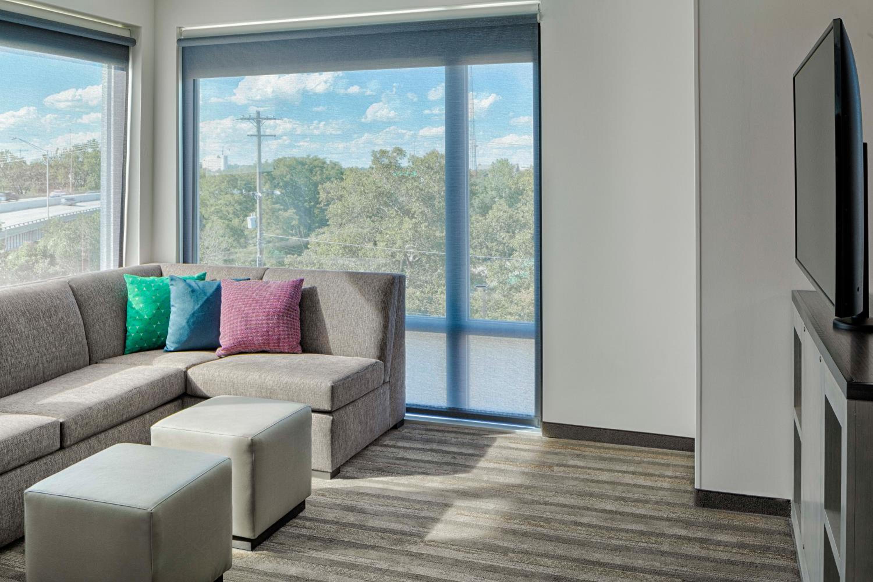 One-Bedroom Suite with Two Queen Beds, Kitchen and Accessible Tub - Photo 7