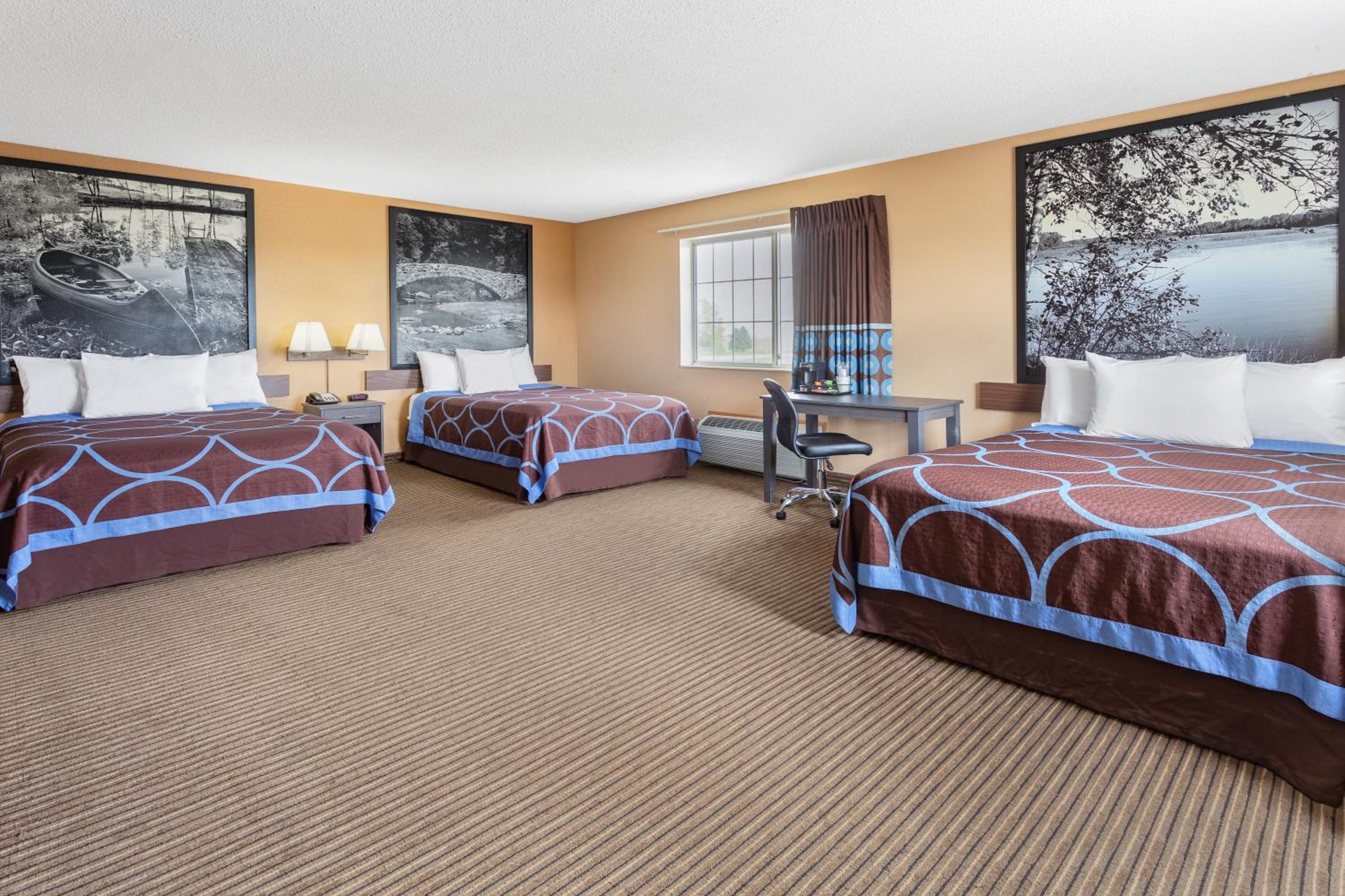 Double Room with Three Double Beds - Non-Smoking - Photo 1
