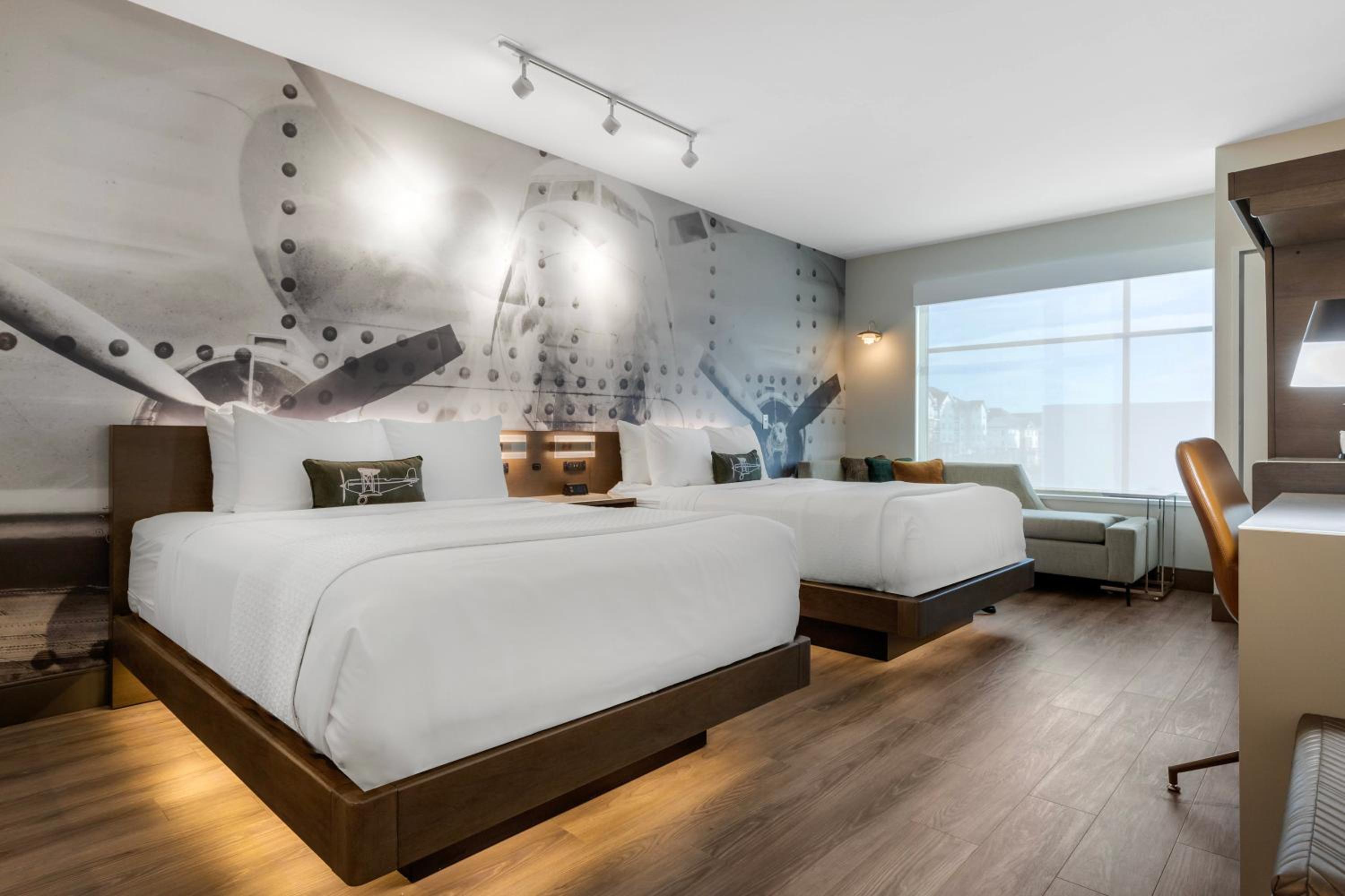 Standard Queen Room with Two Queen Beds - Non-Smoking - Photo 4
